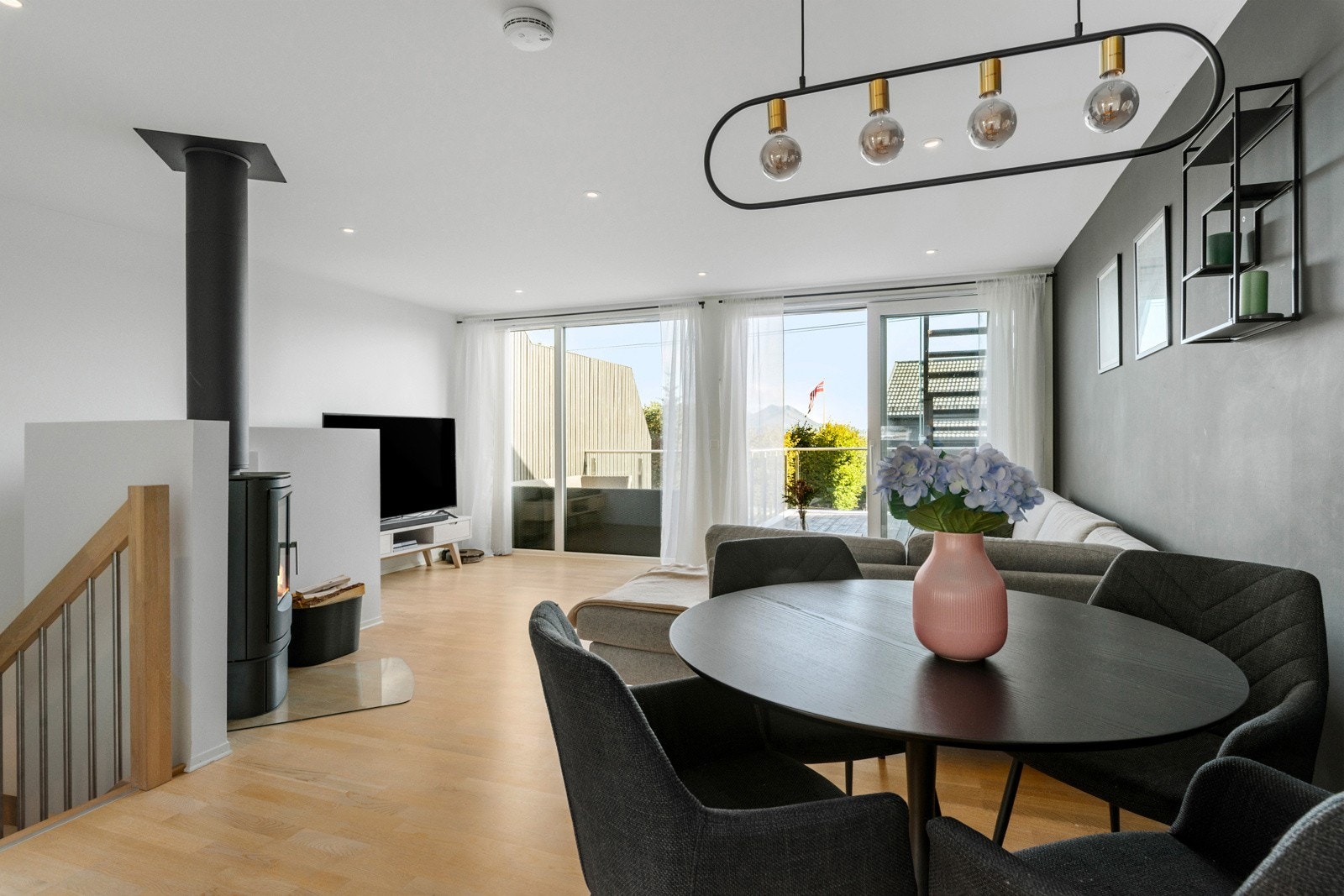 Her er det en stor åpen stue/kjøkken-løsning, og et soverom/kontor (godkjent som bod). Galleribilde