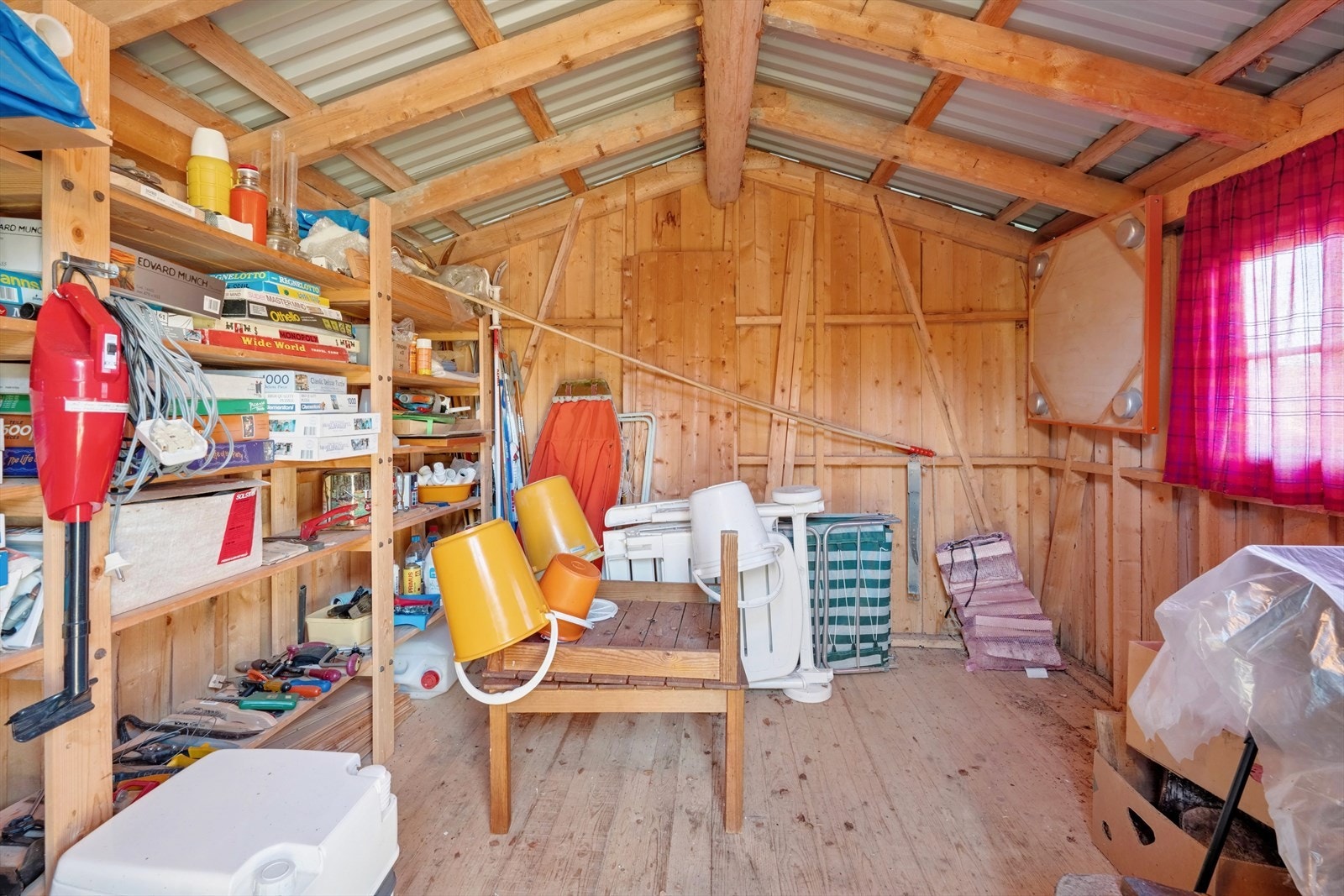 Frittliggende uthus/bod, bygd i 1969 som ett uisolert bygg for ved og redskaper. Galleribilde