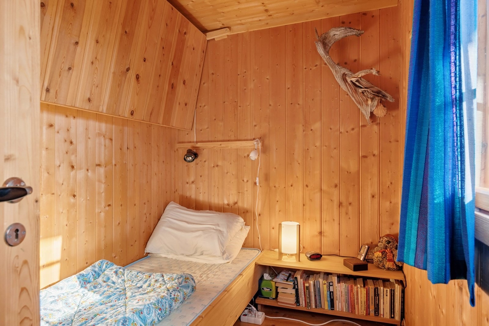 Soverom 2 med smart og plassbesparende løsning med en køyeseng der overkøyen enkelt kan vippes opp når den ikke er i bruk. Galleribilde