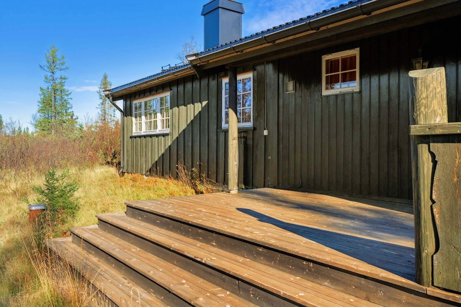 Ved inngangspartiet og langs deler av hytten finner du en romslig terrasse på ca. 26 kvm, delvis overbygd, som lar deg nyte utelivet - selv på ruskete gråværsdager. Galleribilde