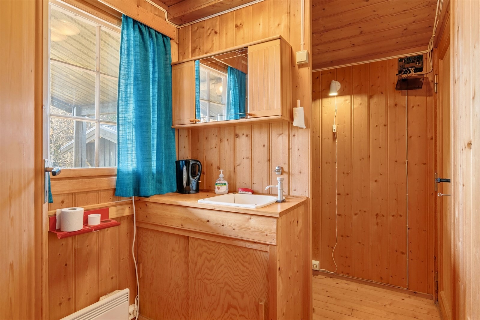 Rom med vask og Cinderella forbrenningstoalett (ikke bruksendret). Galleribilde