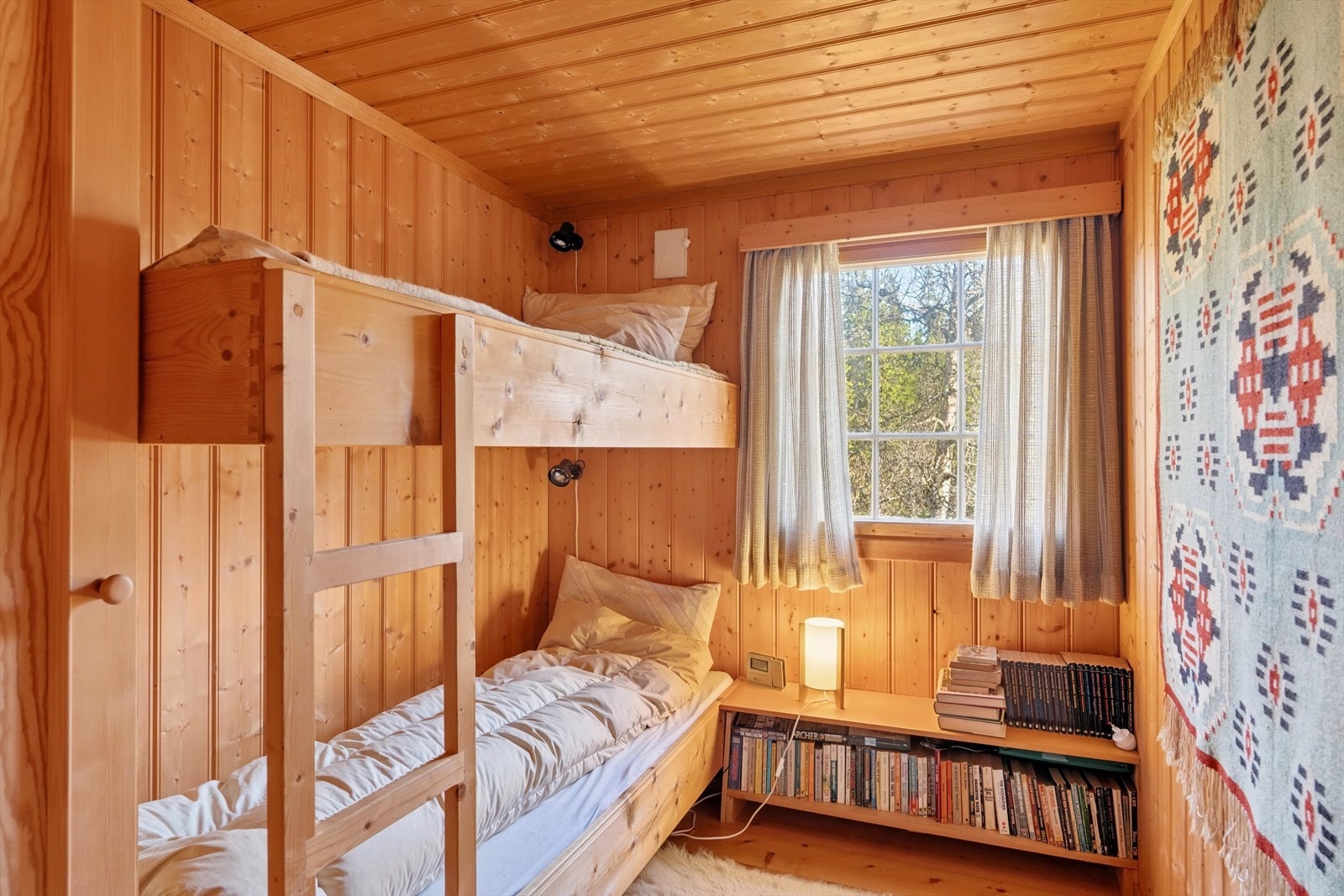 Hytten ble opprinnelig tegnet og byggemeldt med 2 soverom. I dag fremstår den med 3 soverom og totalt seks sengeplasser. Galleribilde