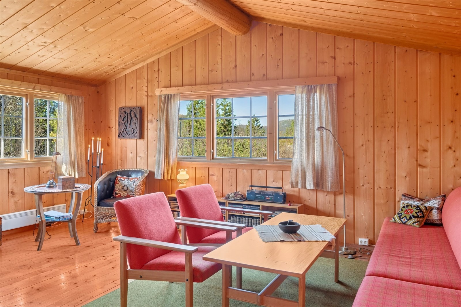 Koselige sprossevinduer som sender dagslyset inn og gir deg flott utsyn mot naturskjønne omgivelser. Galleribilde