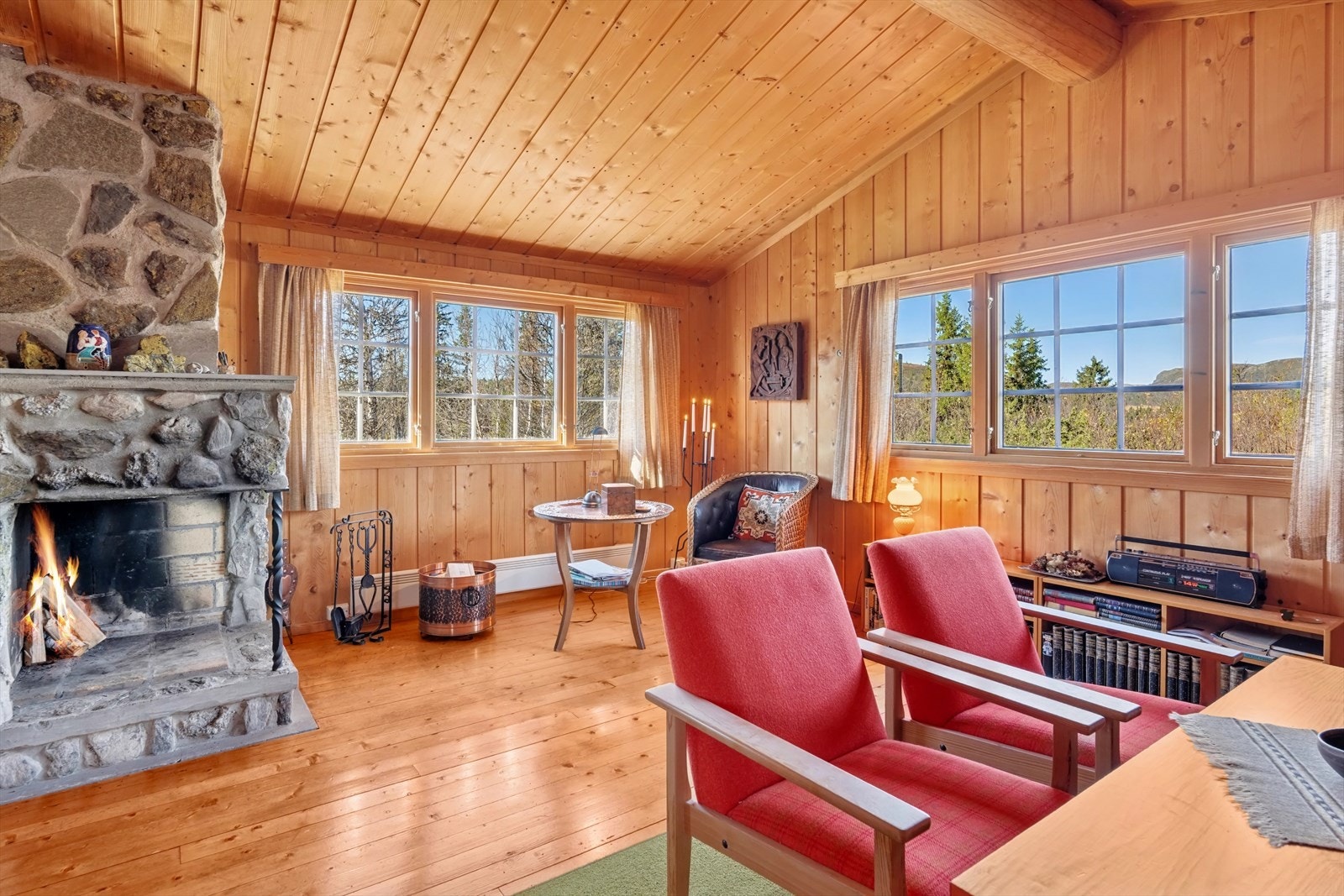 Stuen er et naturlig samlingspunkt i hytta - romslig, lun og innbydende med plass til både sofakrok og spiseplass. Galleribilde