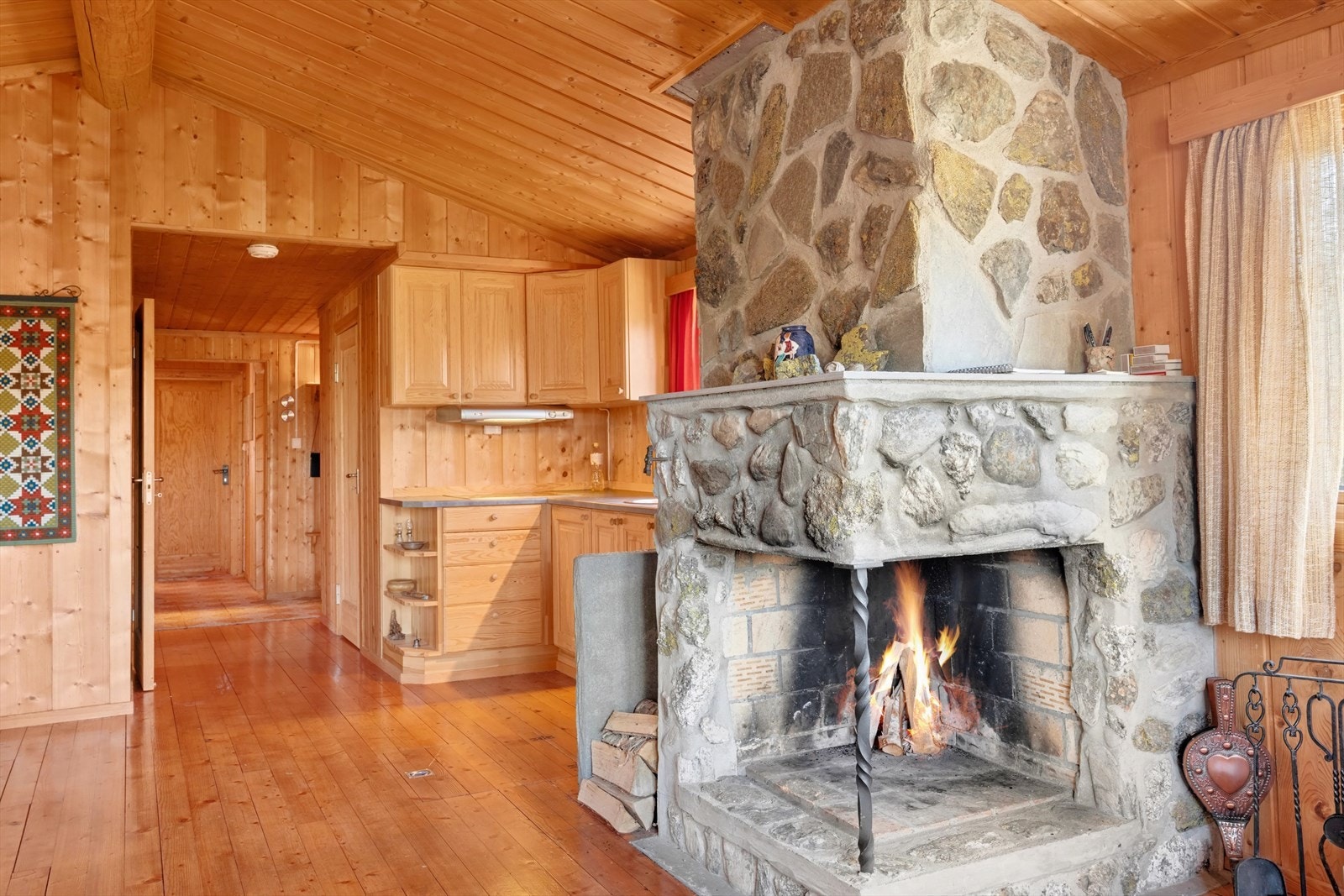 Murt åpen gruepeis i stuen med skiferavdekning. Galleribilde
