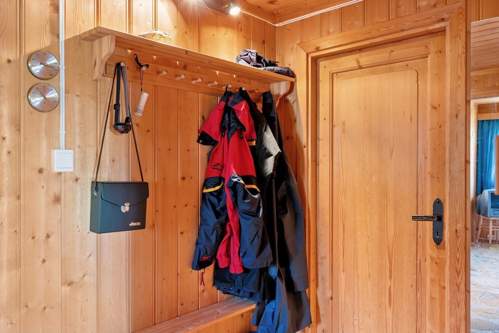 Plass til øvrig oppbevaringsløsning i entreen. Galleribilde