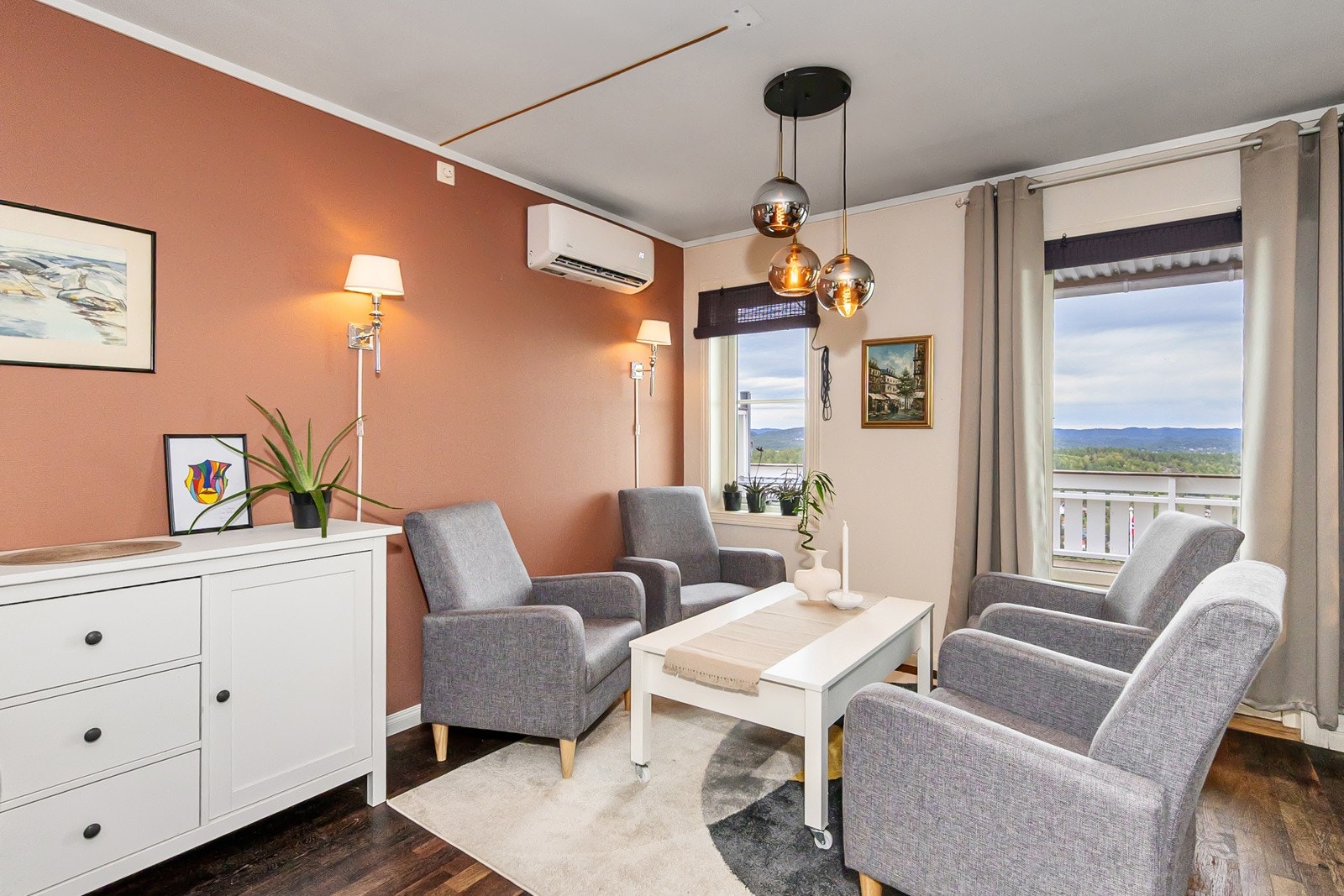 Ny varmepumpe fra 2024 plassert i stue. Galleribilde