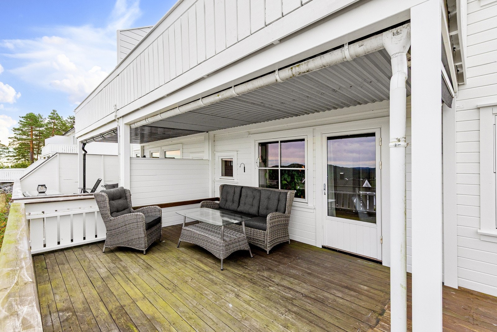 Koselig terrasse med utgang fra stue. Galleribilde