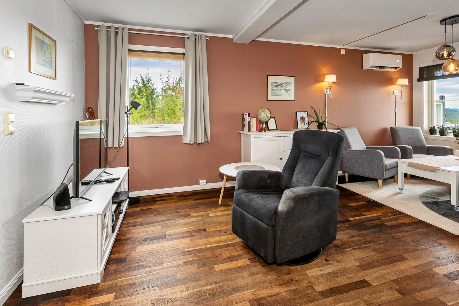 Lys og trivelig stue med direkte utgang til terrasse. Galleribilde