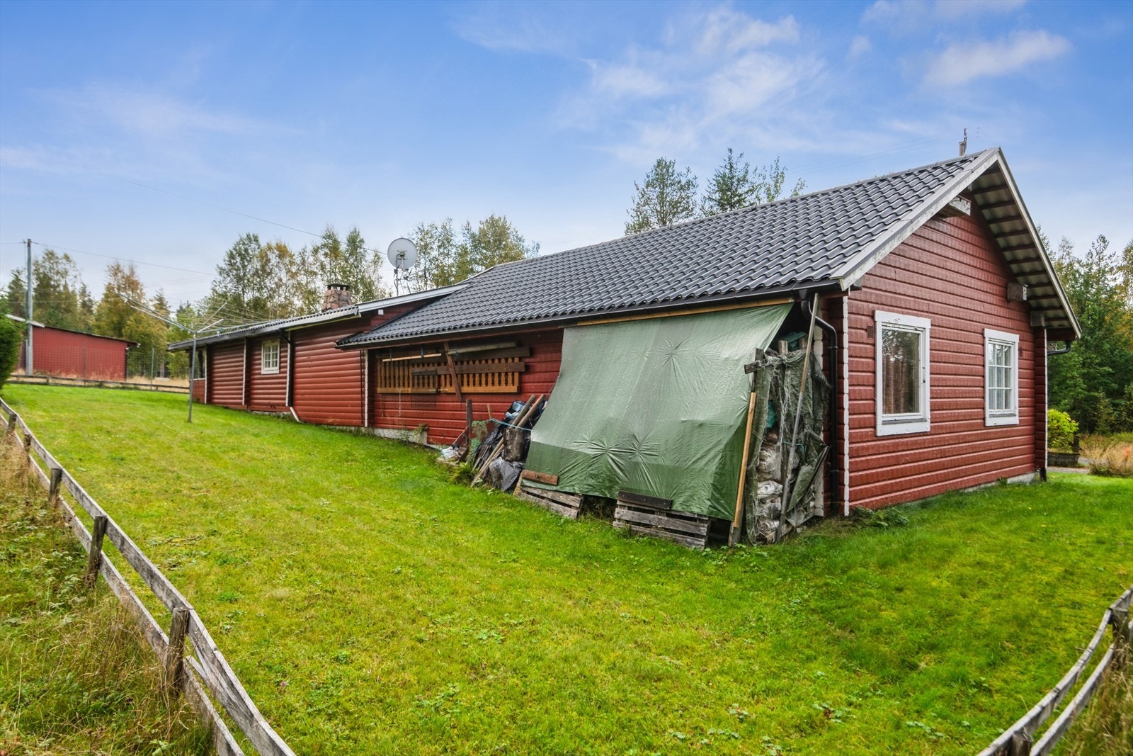 Fritidsboligen er oppført i maskinlaftet tømmer, med et tilbygg i bindingsverk. Galleribilde