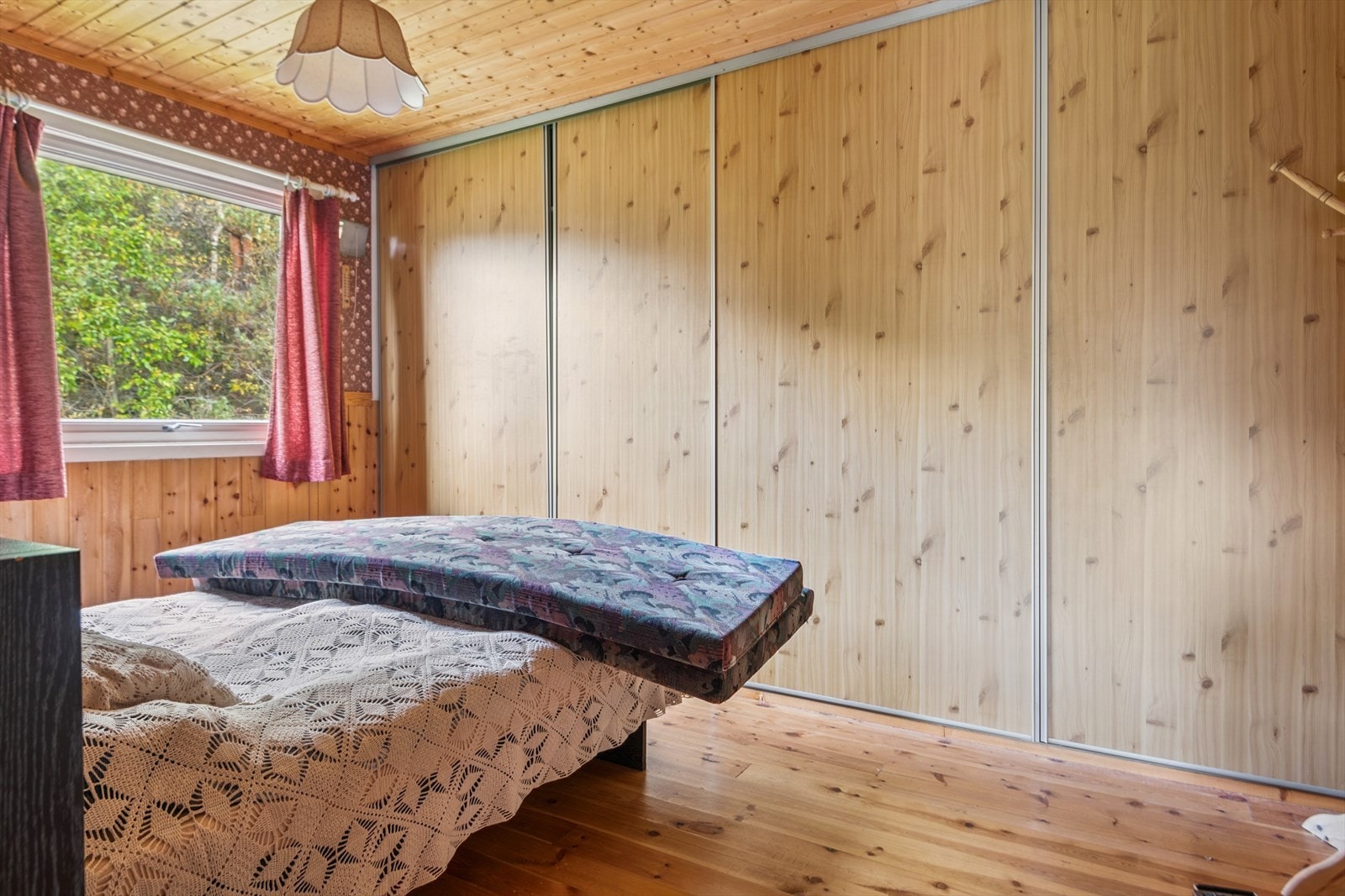 I annekset er det også et separat soverom med god garderobeplass. Galleribilde