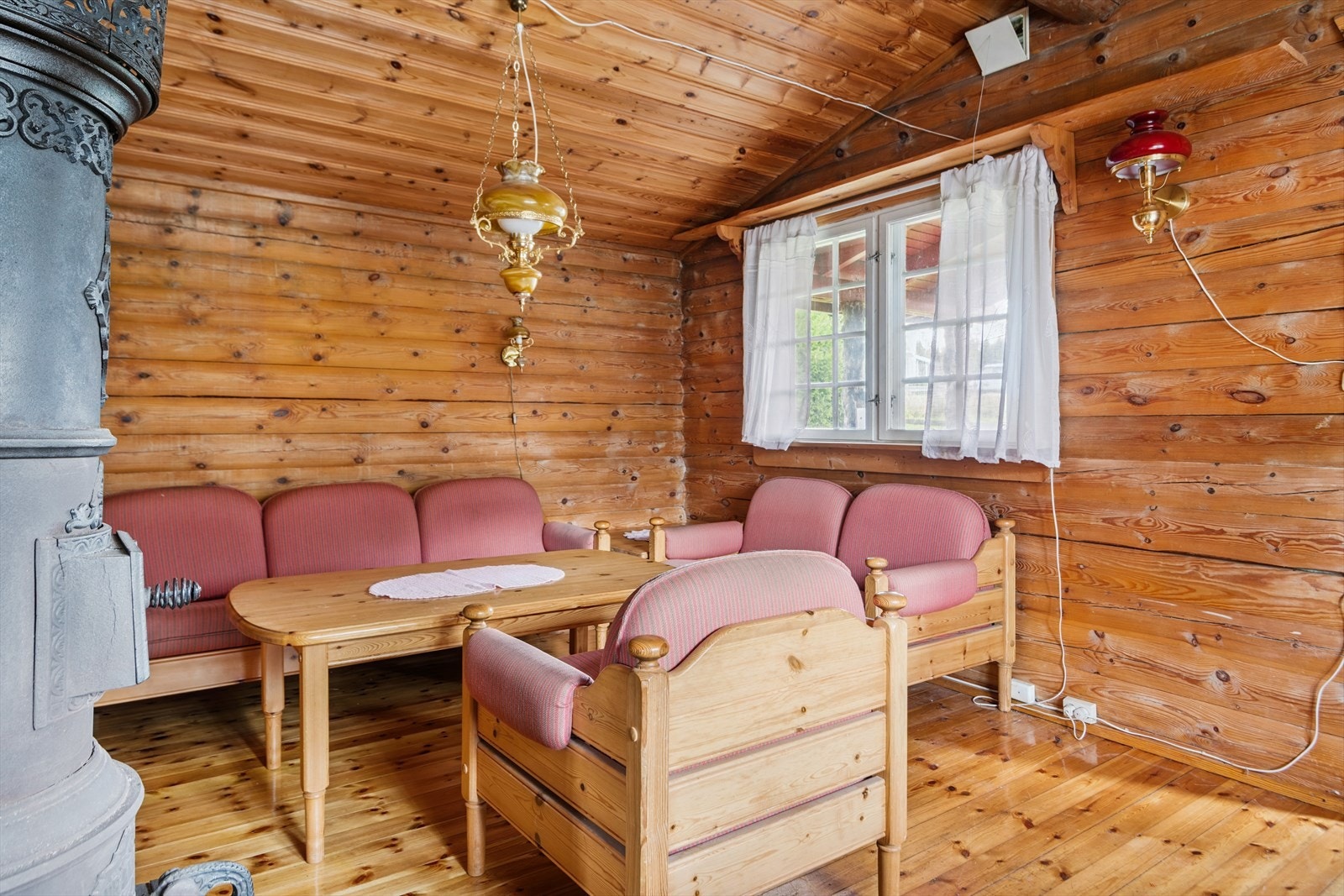 Vedovnen, med pipe forblendet i naturstein, gir god varme på kalde dager. Galleribilde