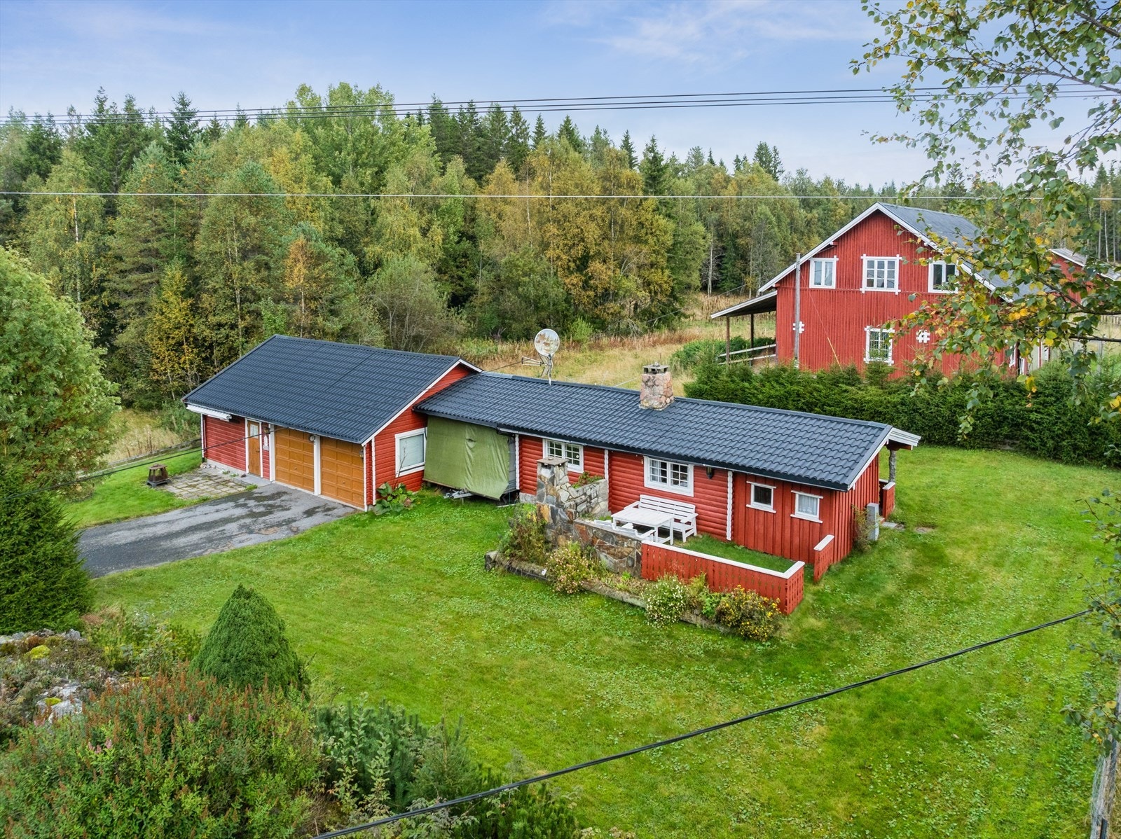 Eiendommen ligger usjenert til med et pent opparbeidet tun og gode solforhold. Galleribilde