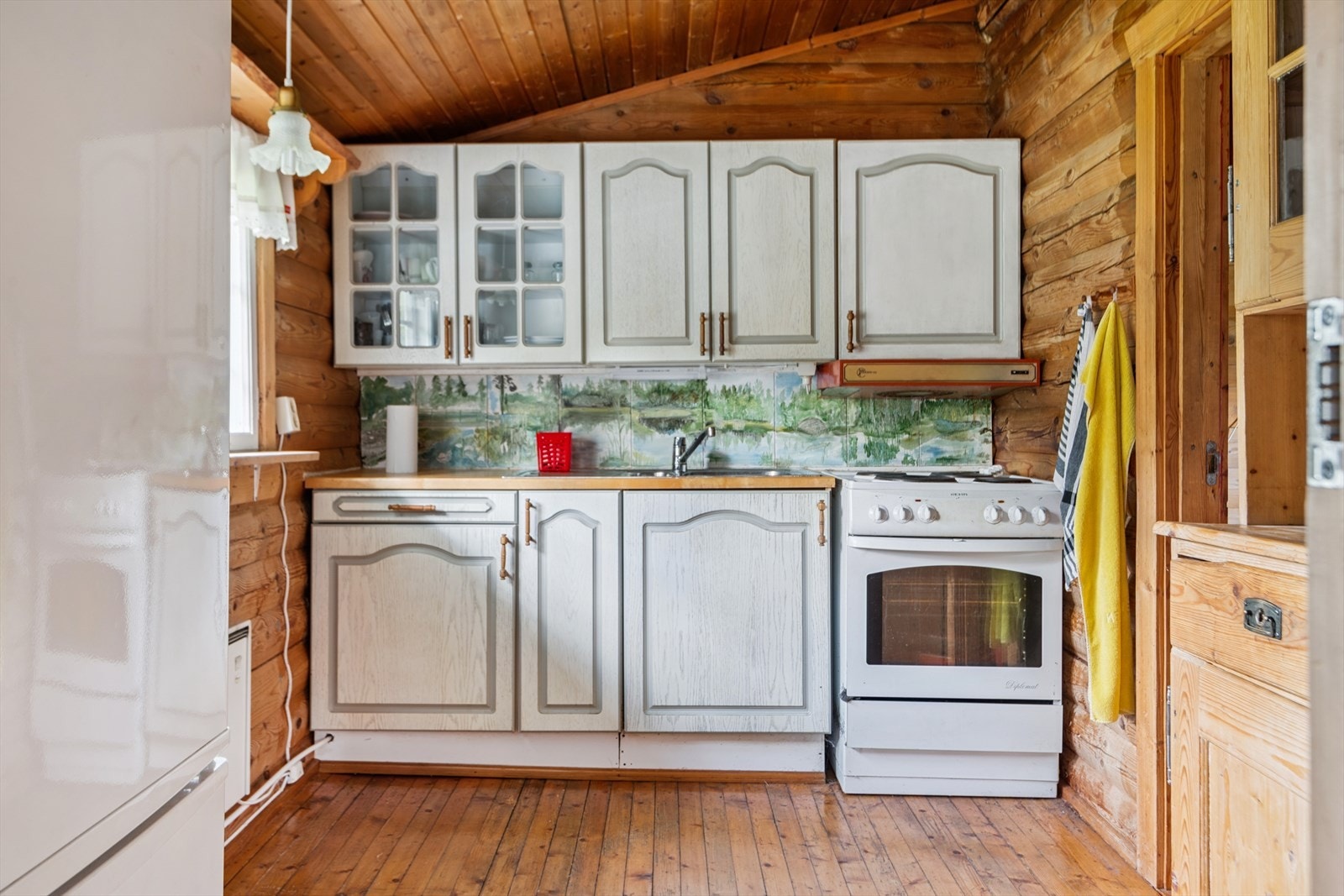 Fra stuen er det åpen løsning inn mot kjøkkenet. Galleribilde