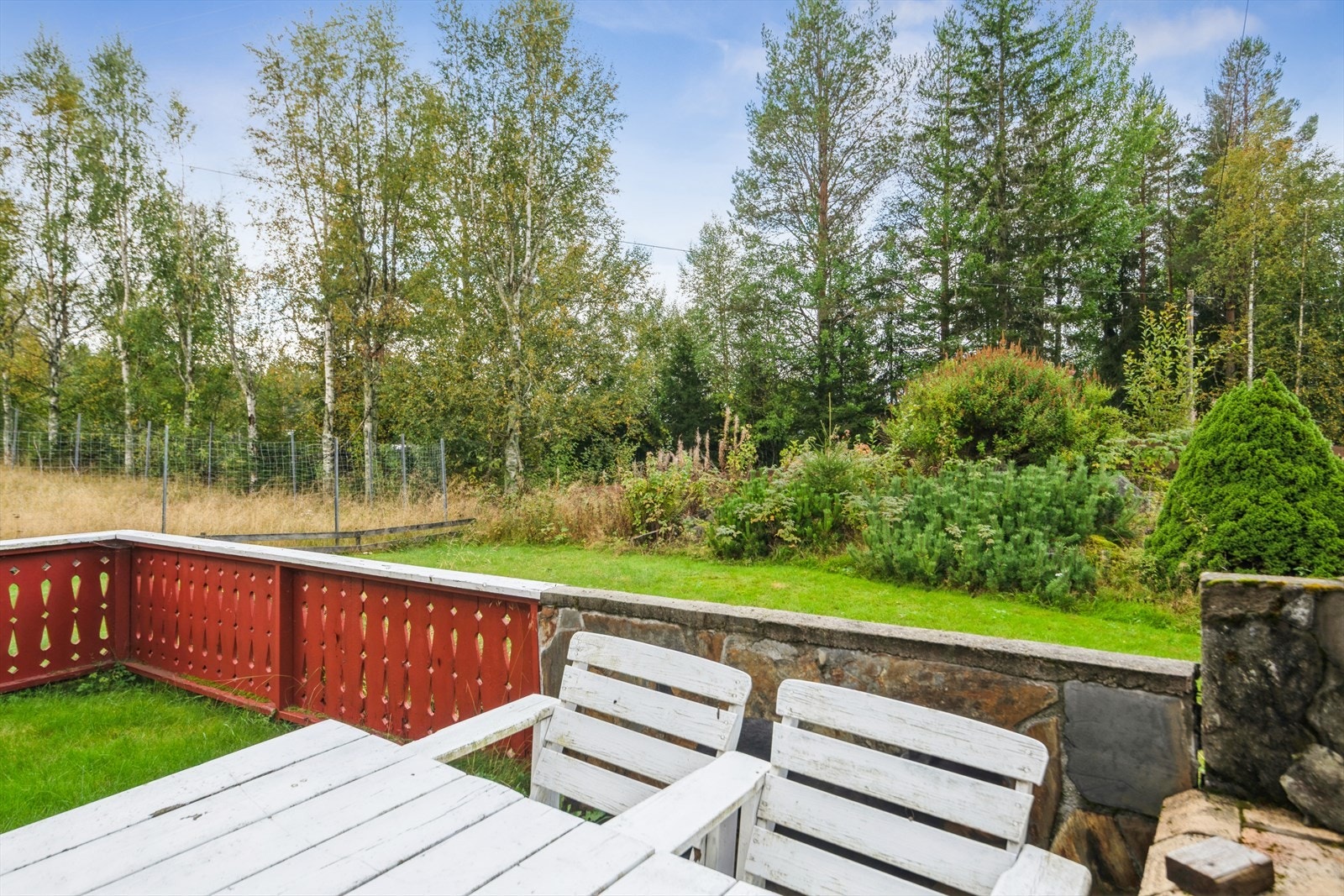 Uteplassen er rammet inn av et oppmurt rekkverk og har en egen utepeis i naturstein. Galleribilde