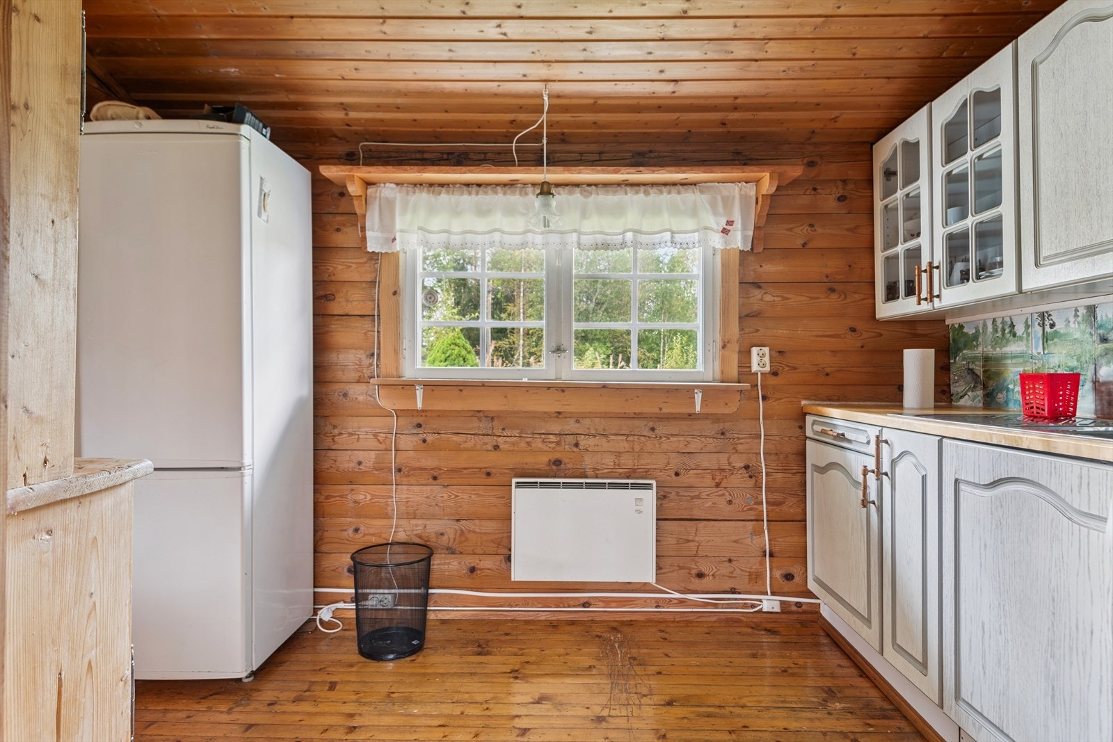 Kjøkkeninnredningen har laminerte fronter og plass til frittstående hvitevarer. Galleribilde