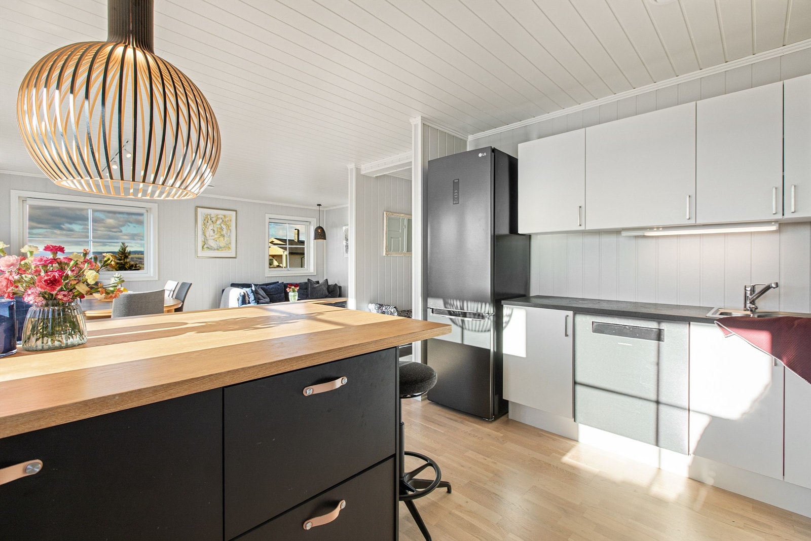 Nedfelt oppvaskkum i med ett-greps armatur og integrert komfyr med nedfelt induksjonstopp. Galleribilde