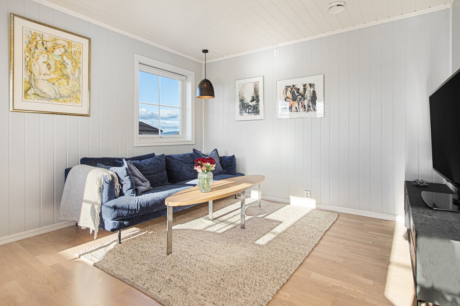 Hyggelig TV-krok med plass til sofa og sittegrupper Galleribilde