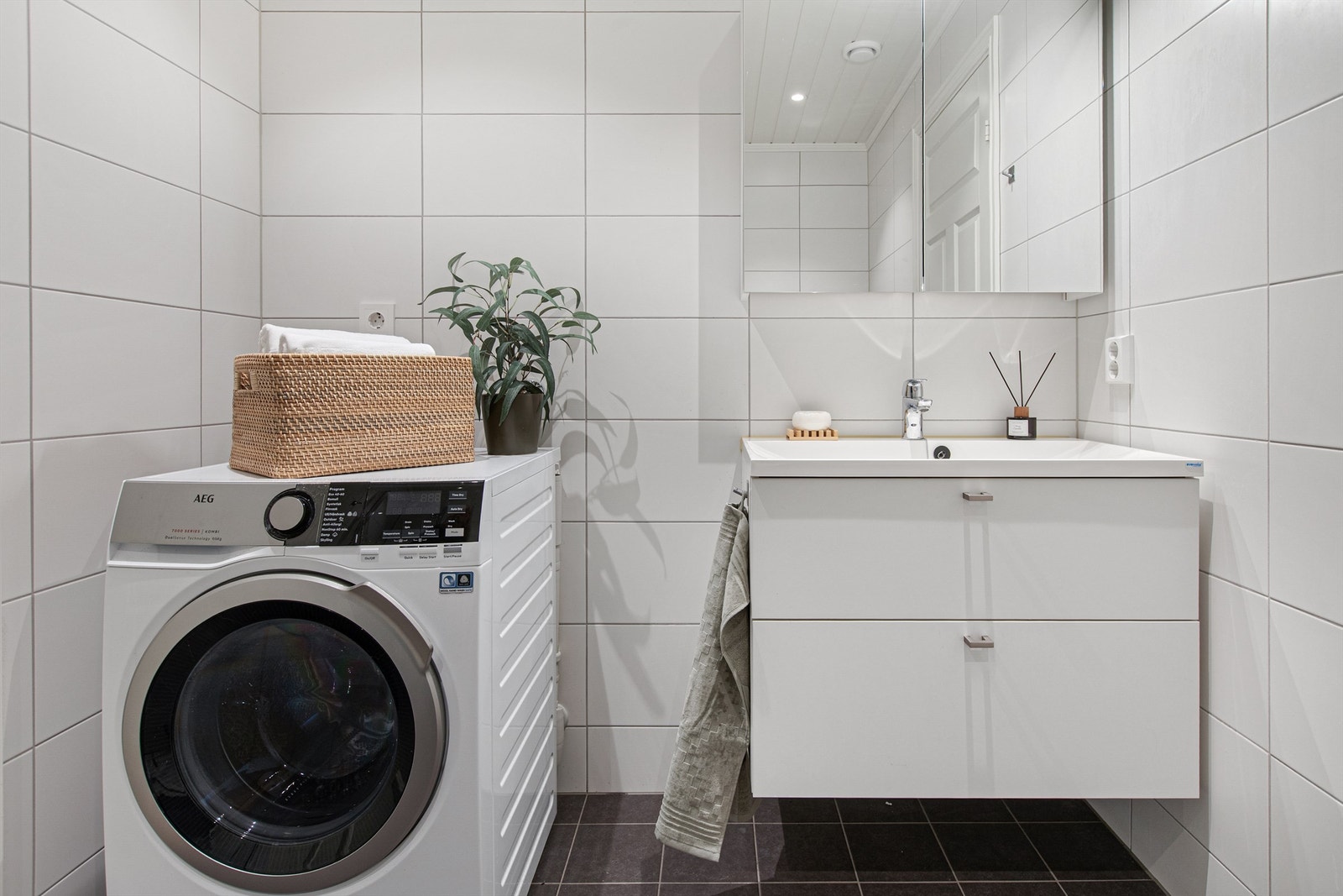 Bad med flislagte vegger og gulv med gulvvarme Galleribilde