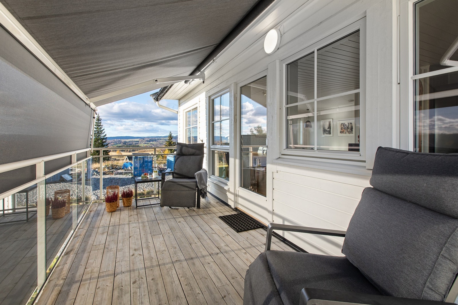 Installert markise med screens som kan trekkes helt ned for mindre innsyn, eller om det blir for mye sol Galleribilde