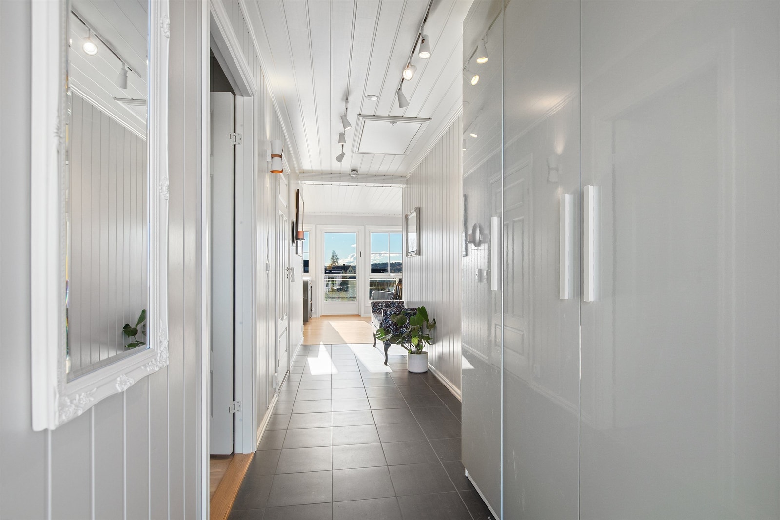 Lys entre med flislagt gulv med gulvvarme Galleribilde