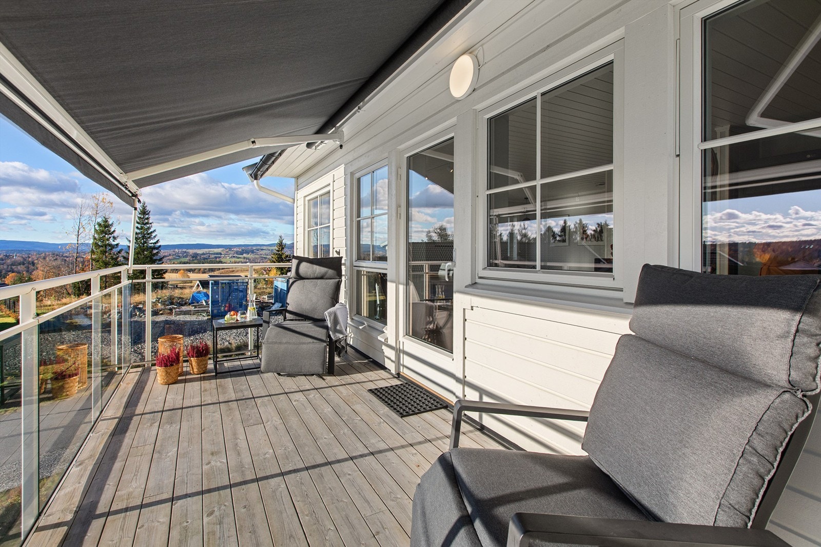 Balkongen er sydvendt og har sol hele dagen Galleribilde