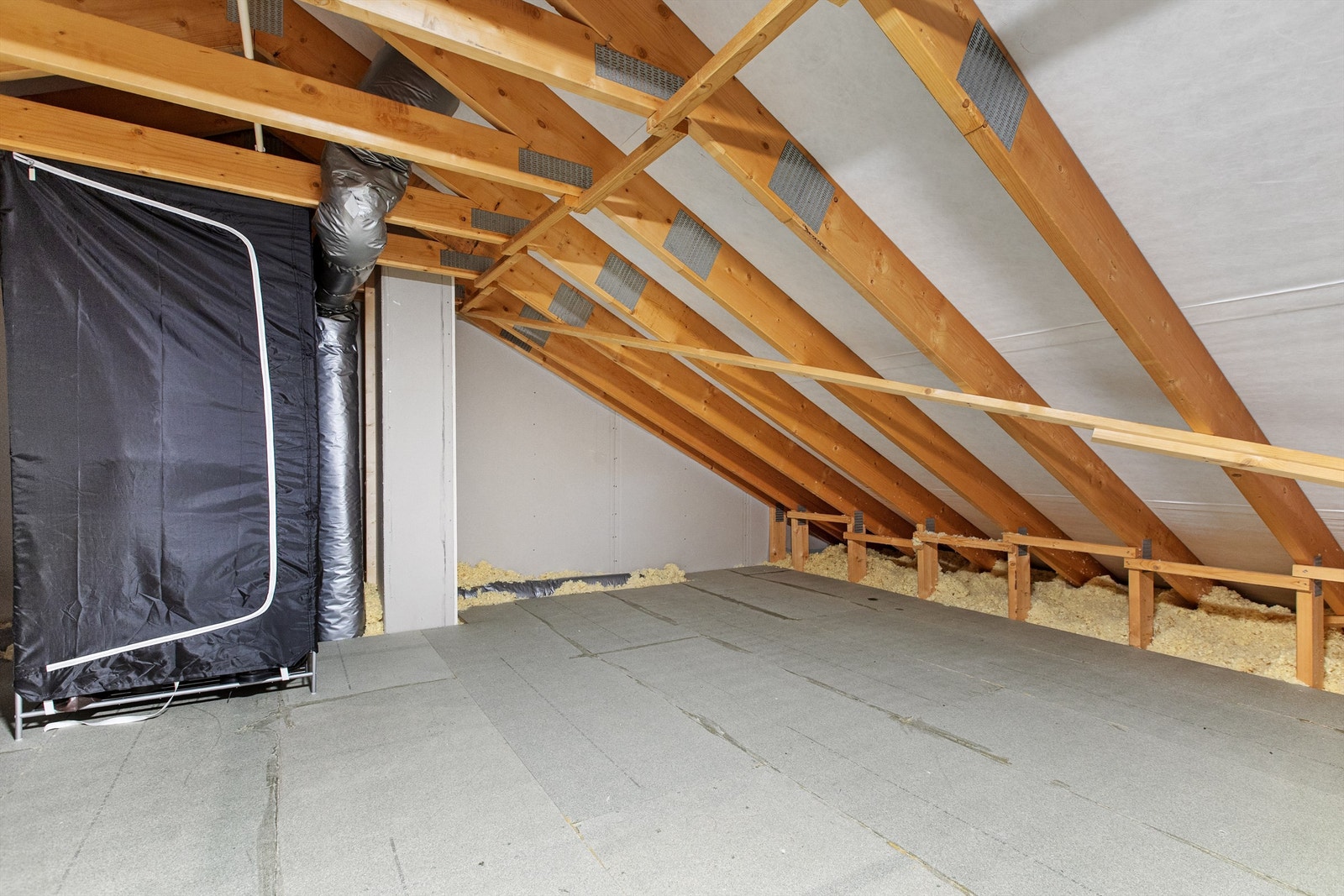 Stort og romslig loft som gir mye lagringsplass Galleribilde