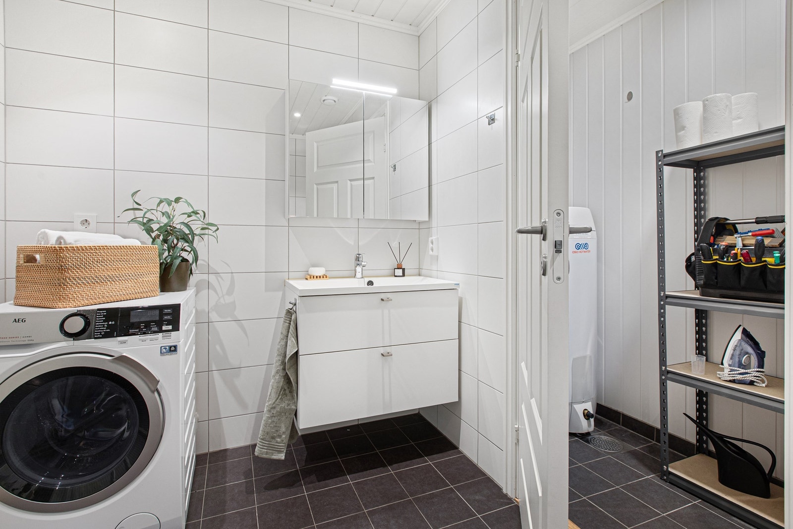 Baderomsinnredningen består med et vegghengt servantskap med heldekkende servant og ett-greps armatur Galleribilde