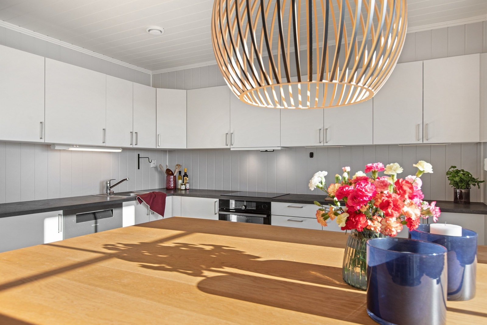 Kjøkkenet har en kjøkkenøy som gir kjøkkenet godt med benk- og skapplass Galleribilde