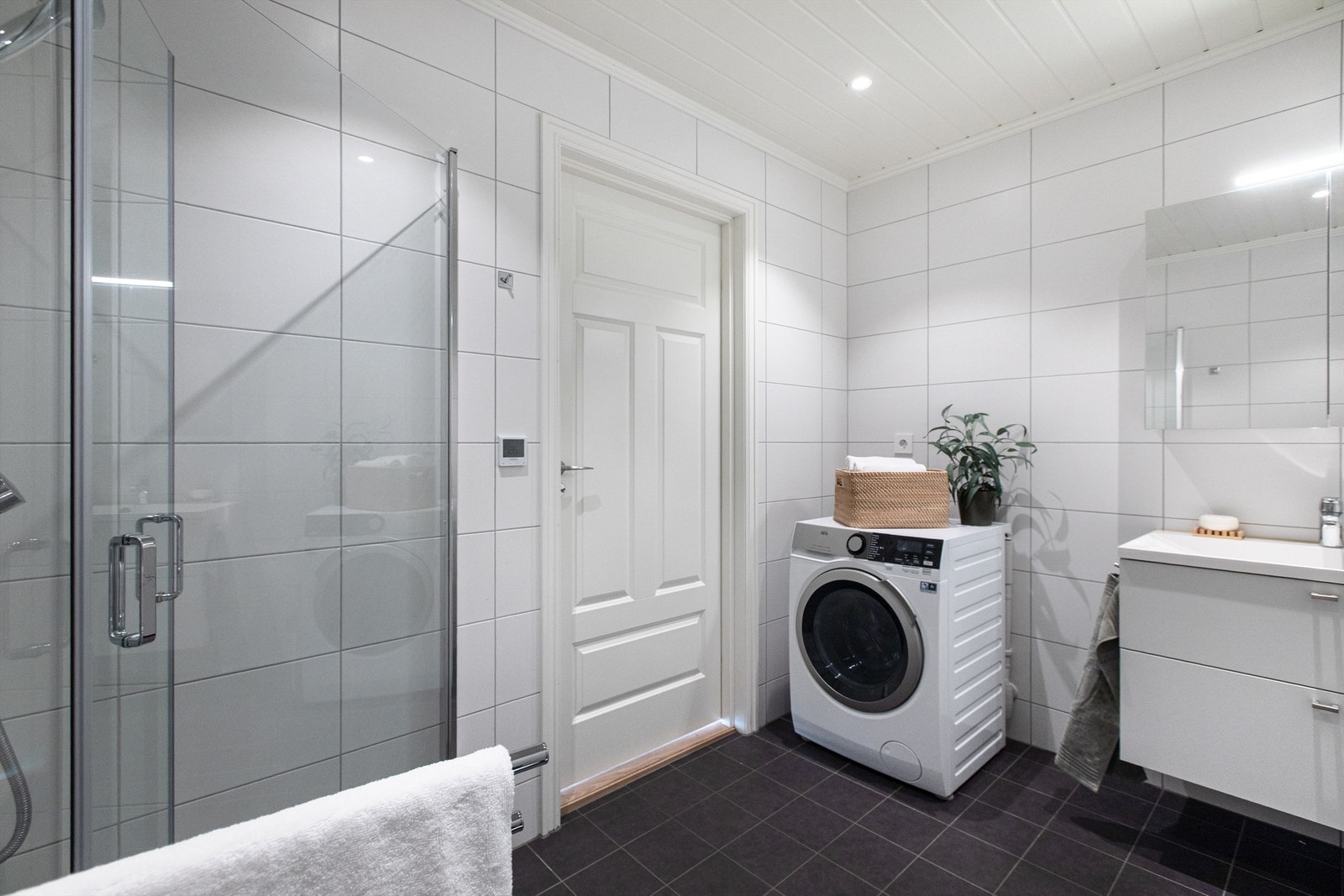 Malte himlingsflater med downlights og opplegg for vaskemaskin Galleribilde