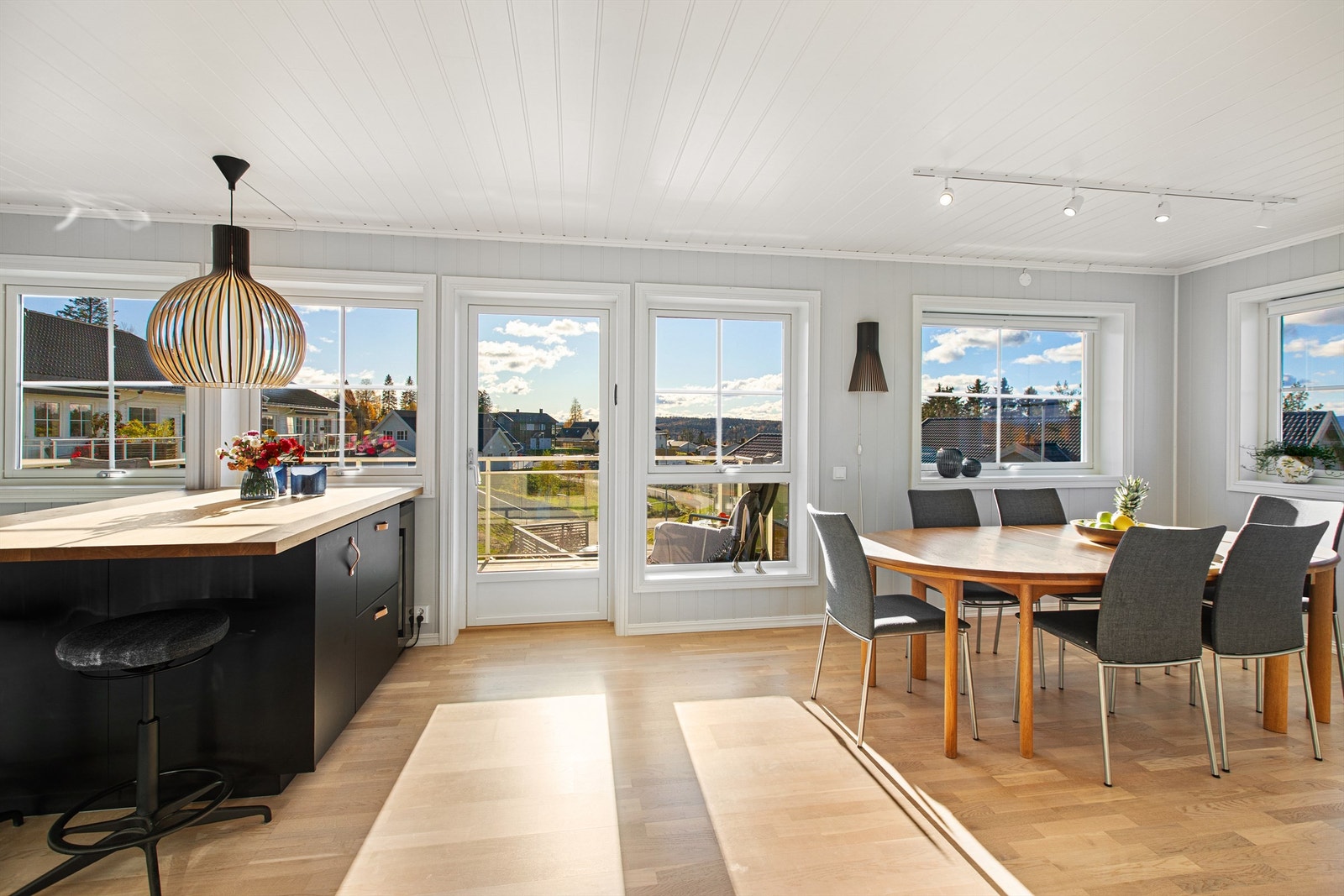 Store sydvendte vinduer som slipper inn masse naturlig lys - Foto: Heidi Larsen Galleribilde