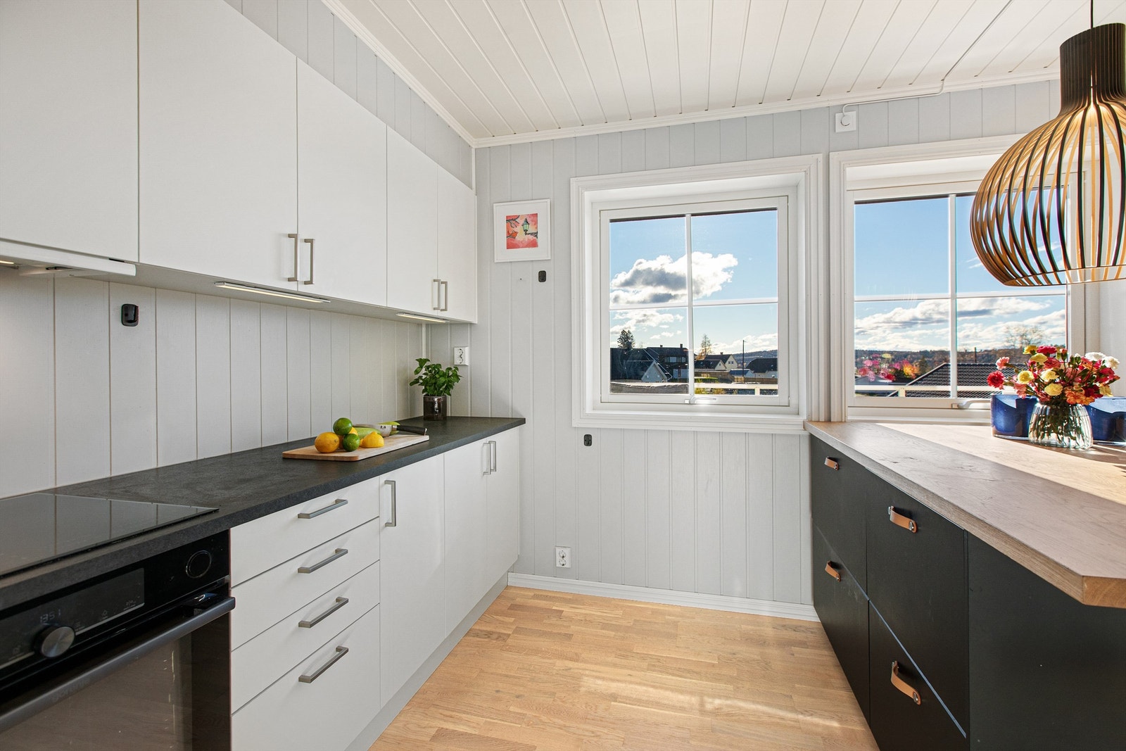 Store vinduer med gode solforhold gir mye naturlig lys inn på kjøkkenet Galleribilde