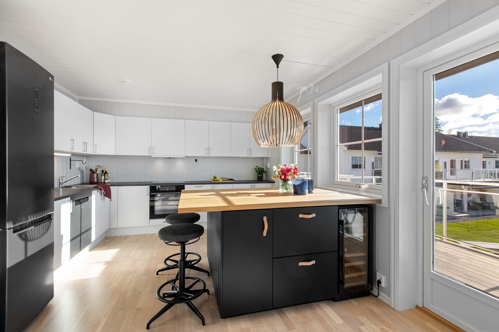 Stort kjøkken med åpen løsning mot stue Galleribilde