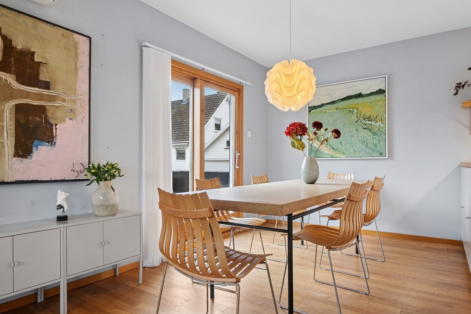 Utgang fra stue 1. etasje til nordvest vendt terrasse på ca. 10 m². Galleribilde