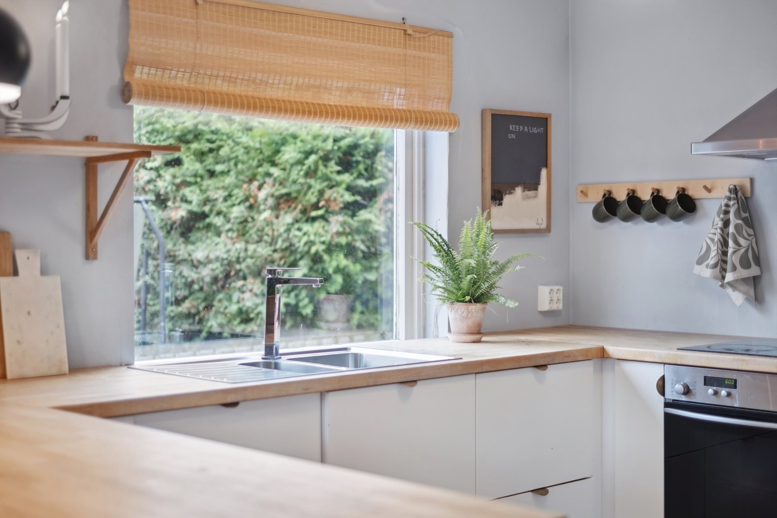 Vindu som vender ut mot gårdsplassen og gir et trivelig innslipp av dagslys. Galleribilde