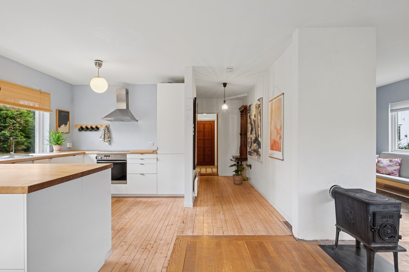 Stuen har en flott peis som gir både varme og hygge på kalde dager, og varmepumpe for nedkjøling på varme dager. Galleribilde