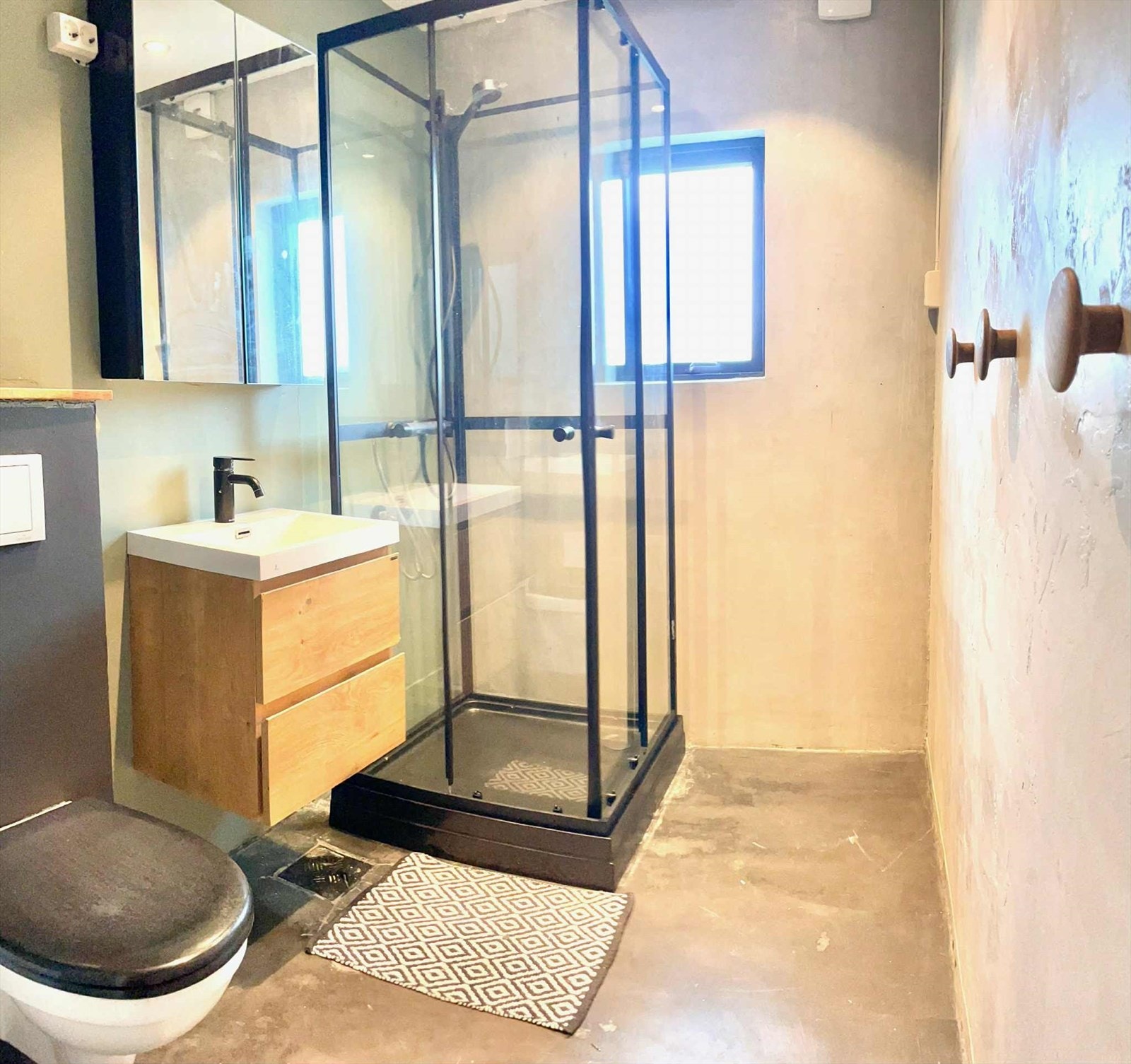 Bad fra 2019. Dusjkabinett fra 2025. Begge bad med varmekabler. (Bilde tatt av selger) Galleribilde