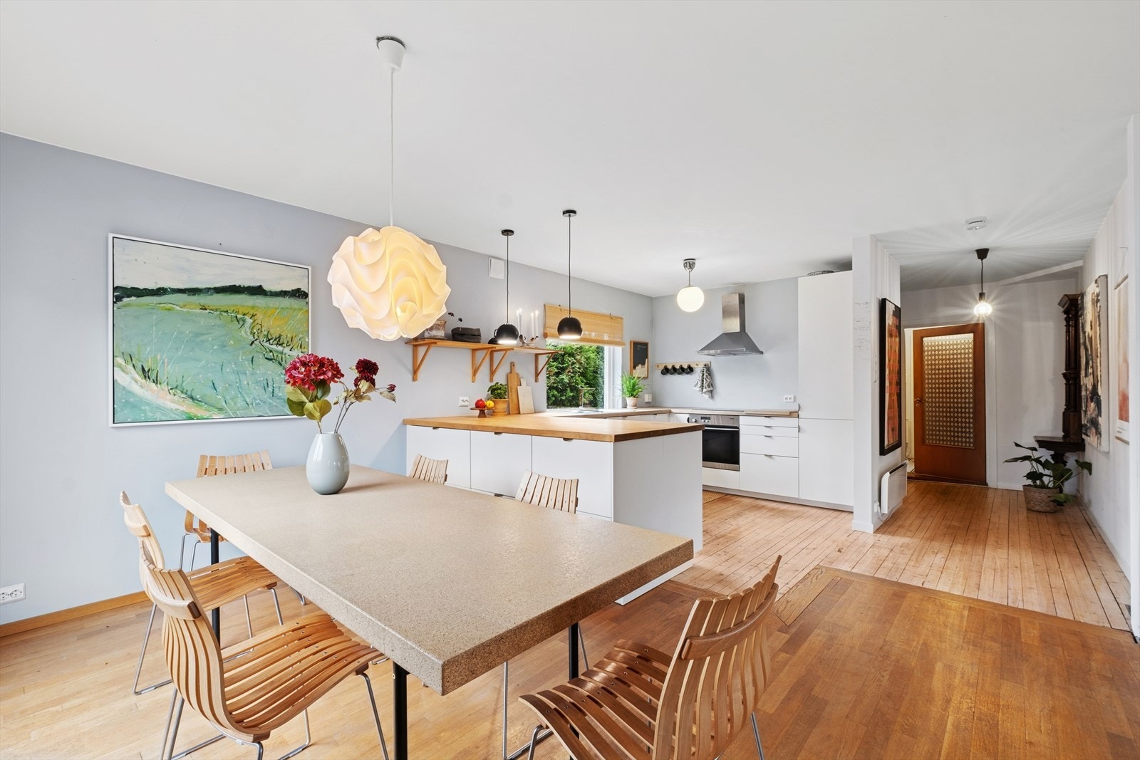 Spisestuen er praktisk plassert like ved det åpne kjøkkenet og har rikelig med plass til spisegruppe tilpasset større selskaper. Galleribilde