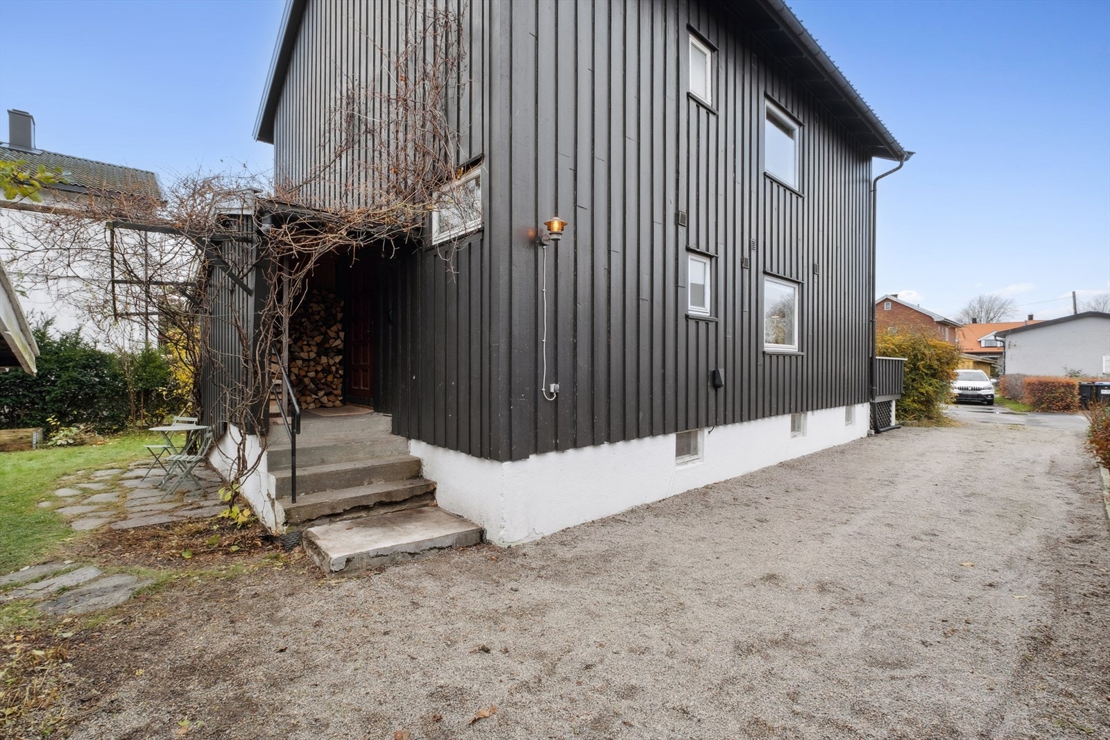 Via et innbydende, overbygd inngangsparti ønskes du velkommen inn. Galleribilde