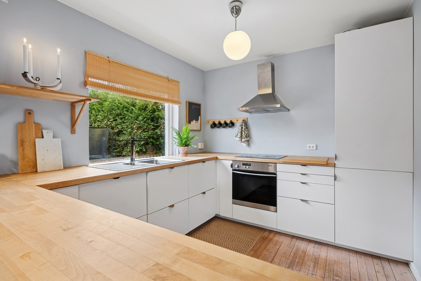 Kjøkken er utstyrt med kjøl/fryseskap, komfyr, platetopp, oppvaskmaskin og avtrekksvifte. Galleribilde