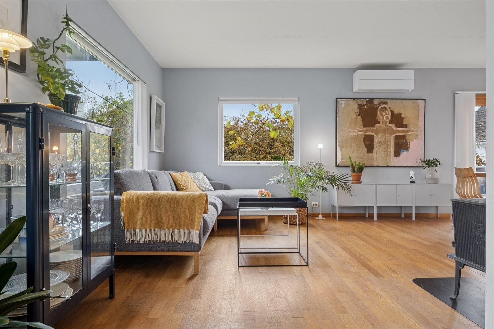 Godt med naturlig lys og skaper en god atmosfære i rommet. Galleribilde