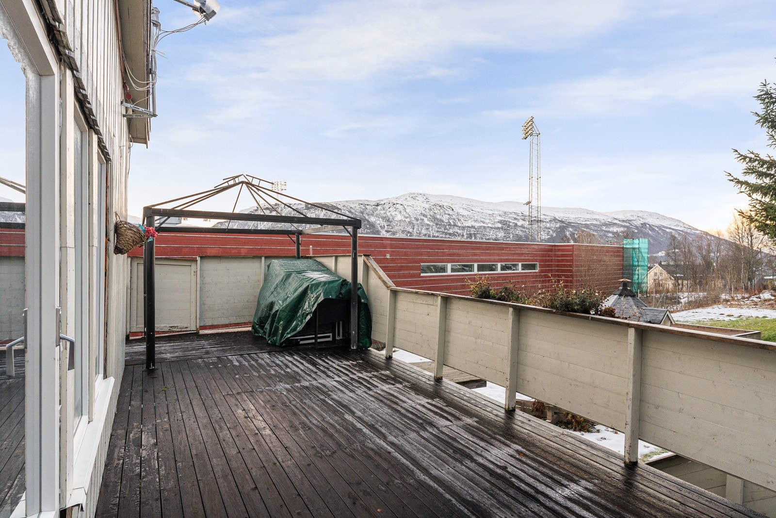 Ut fra stuen er det en stor terrasse som strekker seg rundt øst og sørsiden av leiligheten. Svært gode solforhold.
