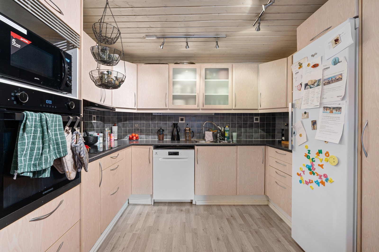 På kjøkkenet får du mye med oppbevaringsplass i over- og underskap samt godt med arbeidsplass på kjøkkenbenk.