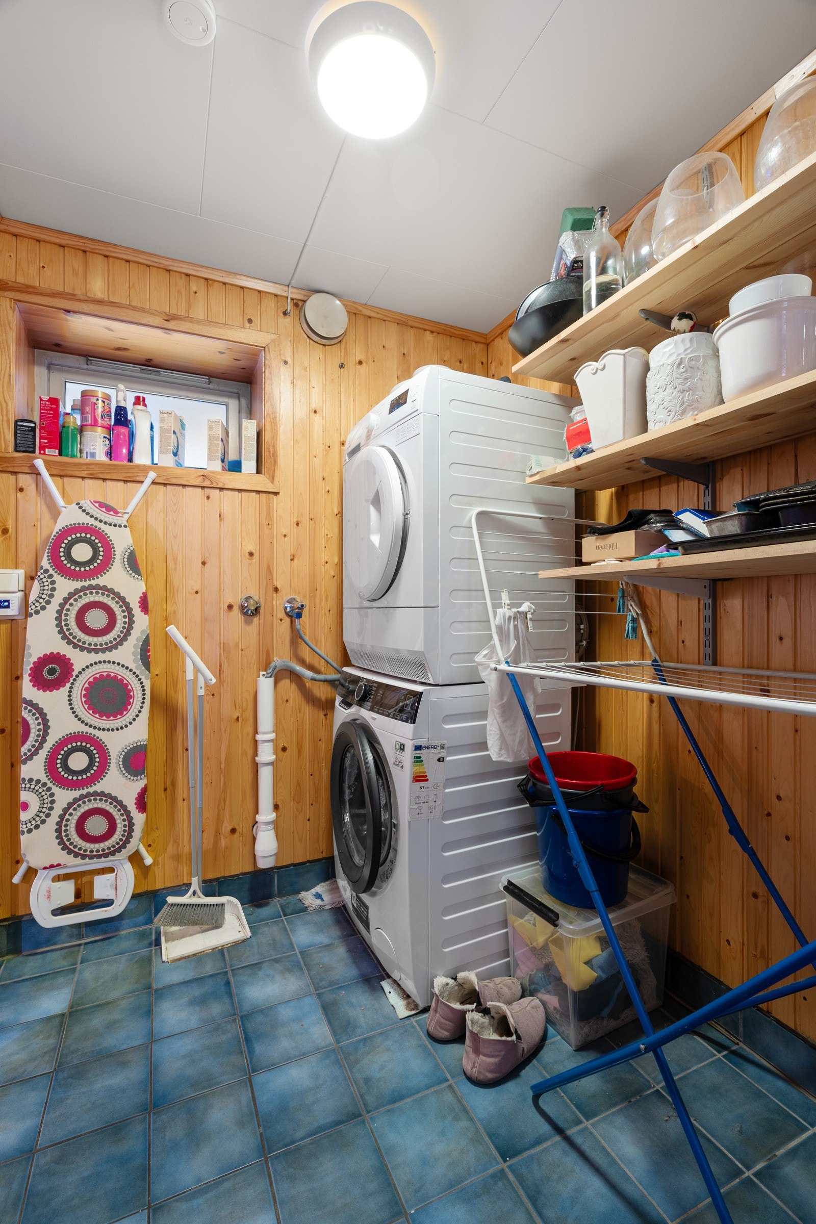 Separat vaskerom med oppbevaringsplass.
