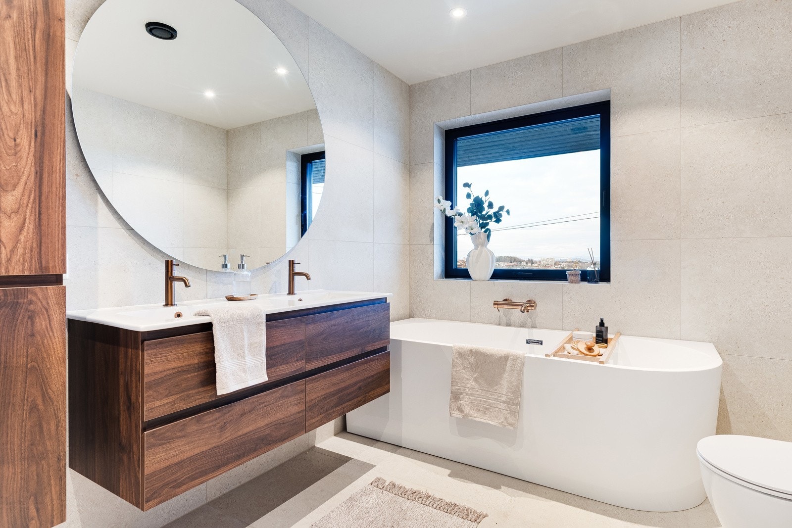 I soveromsfløyen har man et stort og lekkert bad. Galleribilde