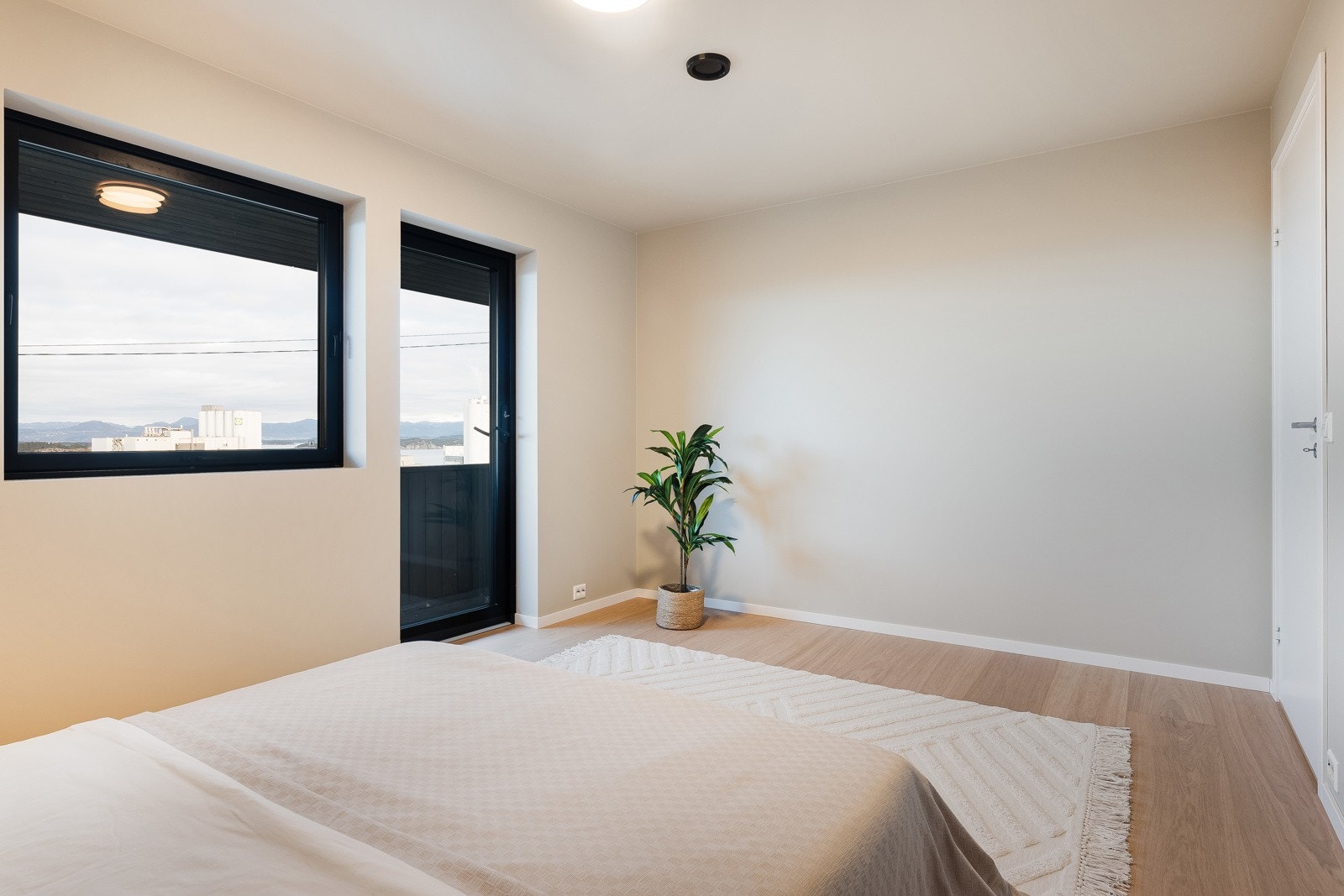 Her har man god plass til dobbeltseng, gardeobe og annet ønsket møblement. Galleribilde