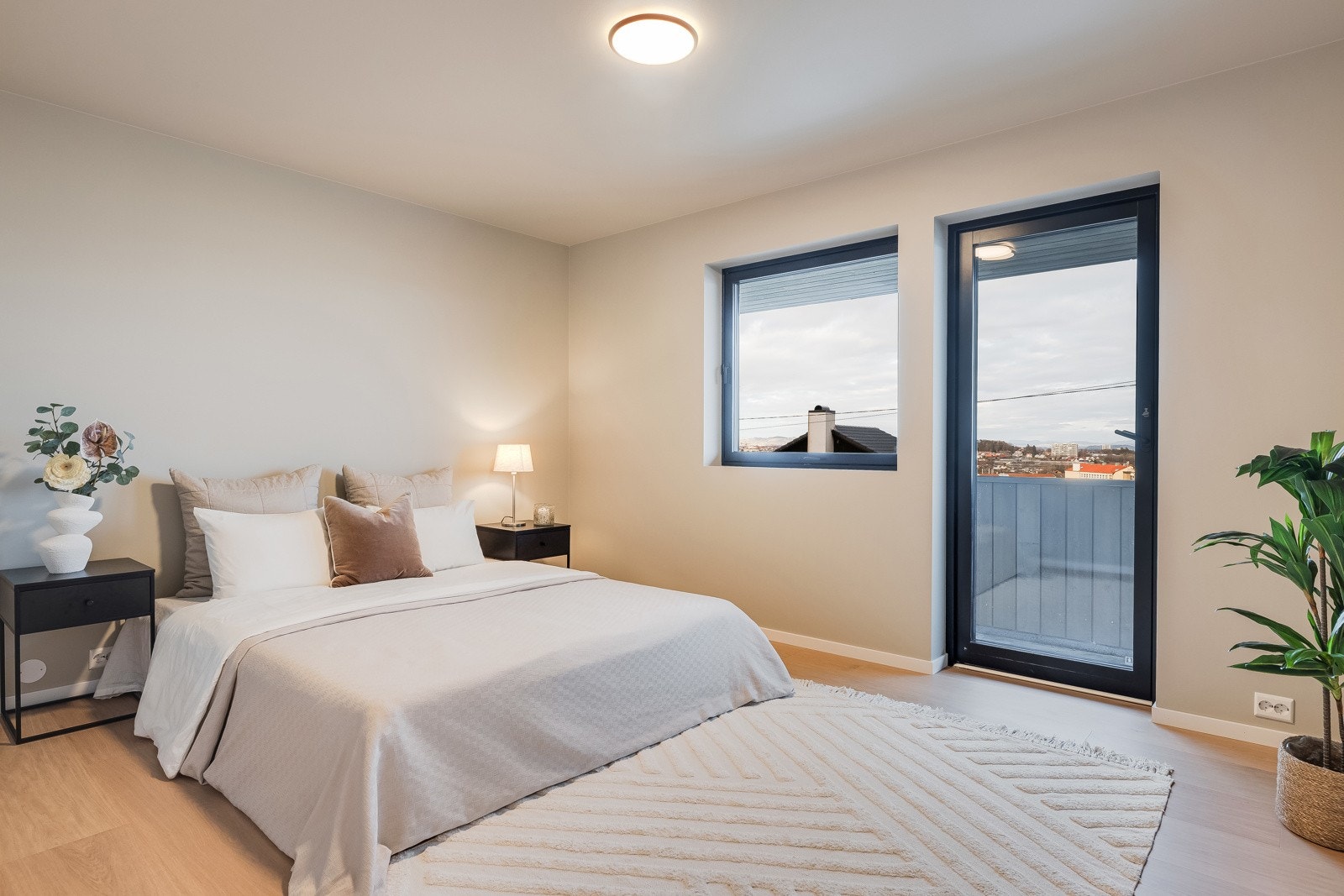 Hovedsoverommet er av god størrelse og utgang til balkongnen på fremsiden av huset. Galleribilde