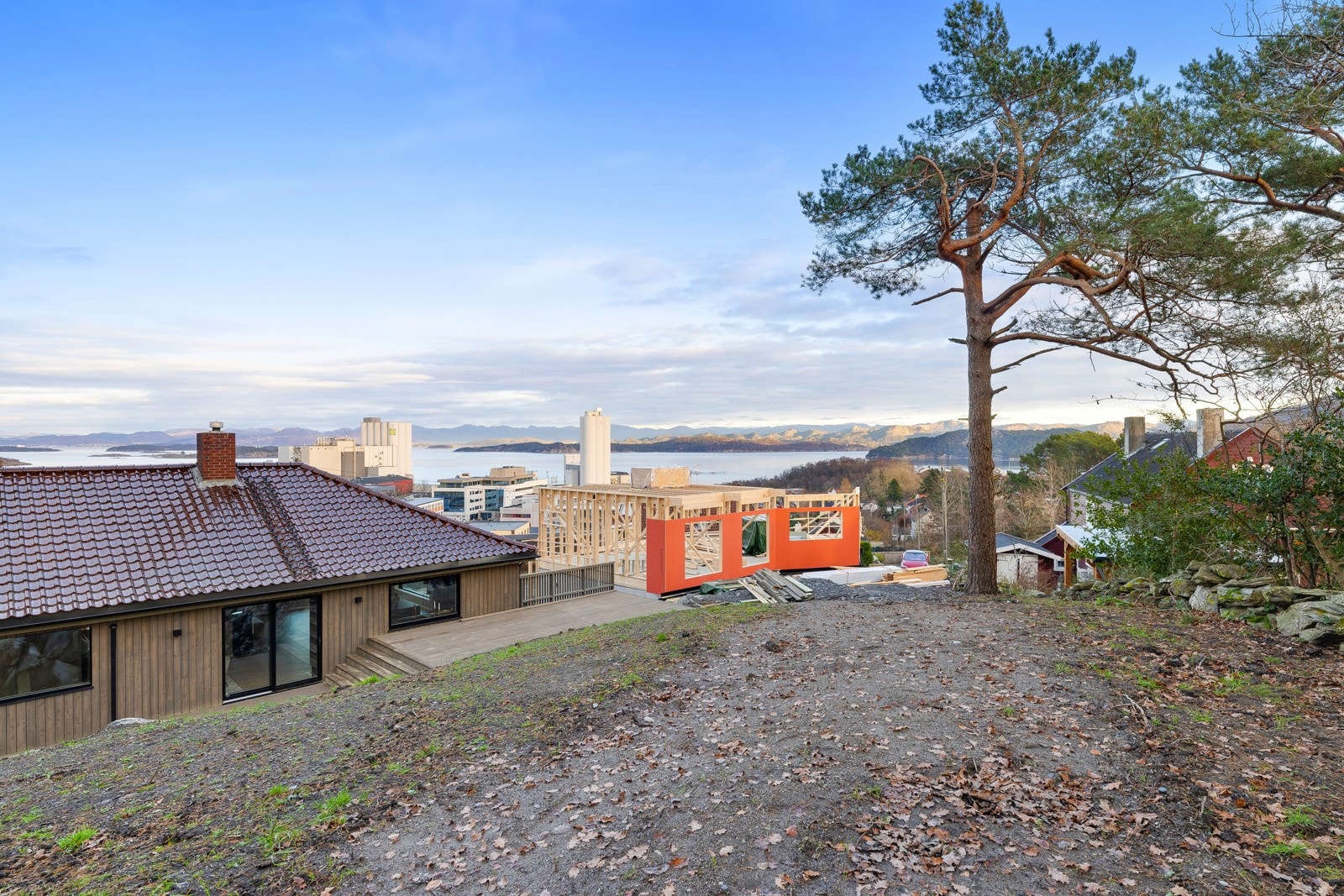 Her ligger alt til rette for å skape et idyllisk og personlig uteområde med hage og beplantning etter eget ønske. Galleribilde