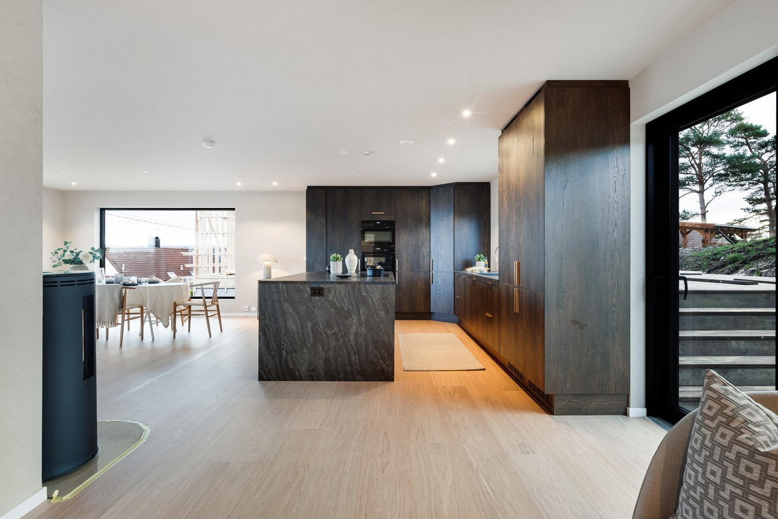 Kjøkkenet er flott utformet og spesialtilpasset boligen. Galleribilde