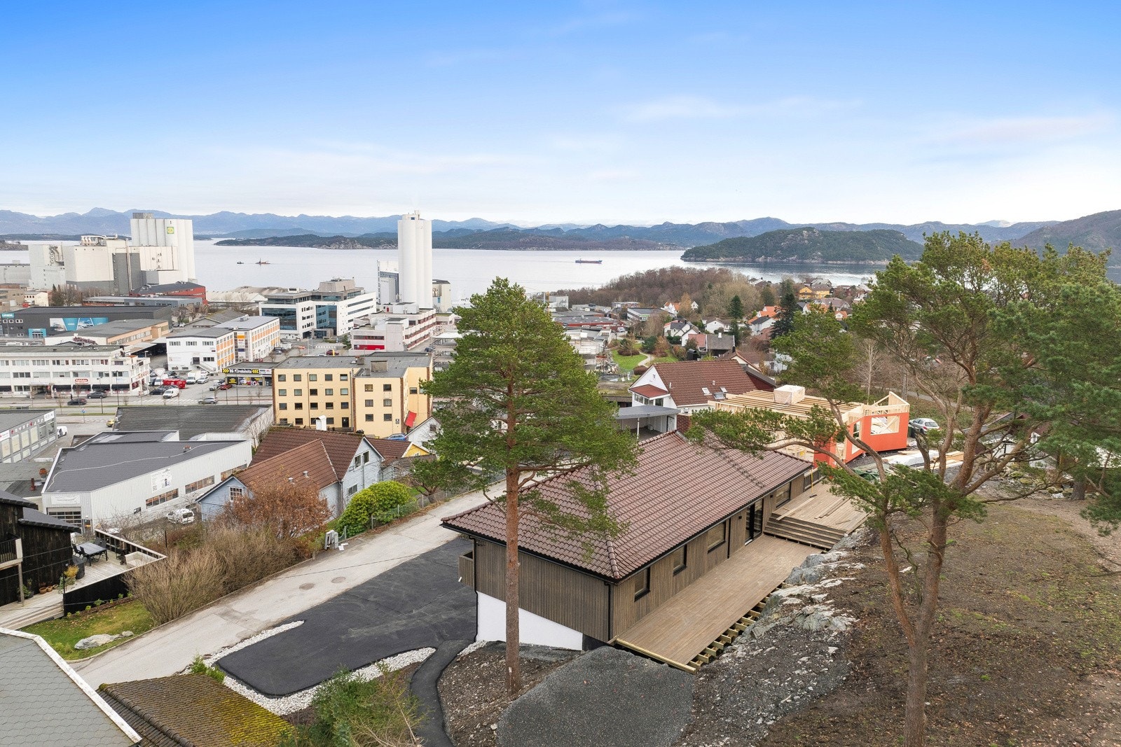 Utvendig finner du en flott og privat bakhage som strekker seg oppover i terrenget. Galleribilde